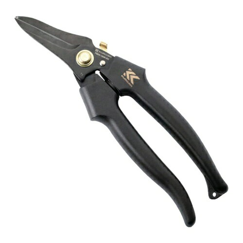 4952520002278｜687-8700 [FM04180NLBG ] 1販売 こちらの商品はメール便対応商品です。メール便対応数：35（※1回のご注文で対応数の合計が101以上だとメール便は対応できませんので予めご了承下さい。) 商品画像については実際の製品と異なる場合がございます。あくまでも商品のスペックをご確認の上ご注文をお願いいたします。※この商品は受注発注の商品です。その為メーカーに在庫がない場合がございます。その場合は大変申し訳ございませんがキャンセルとさせて頂きます。予めご了承下さい。687-8700特長開き止めストッパーを従来のチェーン式から片手で操作しやすく改良しました。親指1本で開き止めストッパーのロック、解除作業が行え作業効率がアップします。ホルダーに抜き差しする際にストッパーが当たらず誤作動を起こしにくい形状。携帯しやすい軽量コンパクト設計VA・VVF線から紙まで幅広く切断可能です皮むき作業に適した細長いストレート刃落下防止コードの取り付けが可能です。作業性の良いバネ付タイプです。用途内線、外線工事などで使用されるケーブルやモール、紙など幅広い切断作業に適しています。仕様刃長(mm)：3.0刃厚(mm)：44全長(mm)：188色：黒/金仕様2切断能力：軟質樹脂φ20mm、VA・VVF線φ2.0mm×3芯、VCT線3芯×5.5材質_仕上特殊鋼質量130.000G注意本来の目的以外では使用しないでください。作業時は周りの安全を確かめてご使用ください。保護メガネ等を着用して作業をしてください。刃が鋭利なため、こじるような切り方はしないでください、VA/VVF線等は刃元で切断してください。電気の流れている物への使用は絶対にしないでください。原産国台湾JANコード4952520002278「ルーペスタジオ」では、拡大鏡(虫眼鏡/ルーペ)、双眼鏡、単眼鏡、望遠鏡などのレンズ製品を主に取り扱っております。工具製品は常には在庫しておらずお取りよせとなります。ご了承下さい。ハサミ ハサミ（ハード向け）フジ矢 関連商品へ