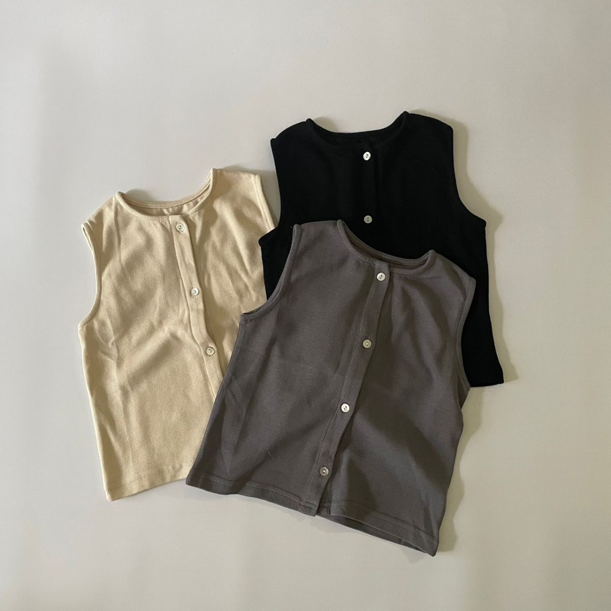 ＼10%OFFセール／ ベビー キッズ ベスト shell button vest コットン リブ 女の子 男の子 ユニセックス シェルボタン 可愛い 60cm 66cm 70cm 73cm 80cm 90cm 100cm 輸入 子供服 春 熱 秋 冬 オールシーズン 送料無料