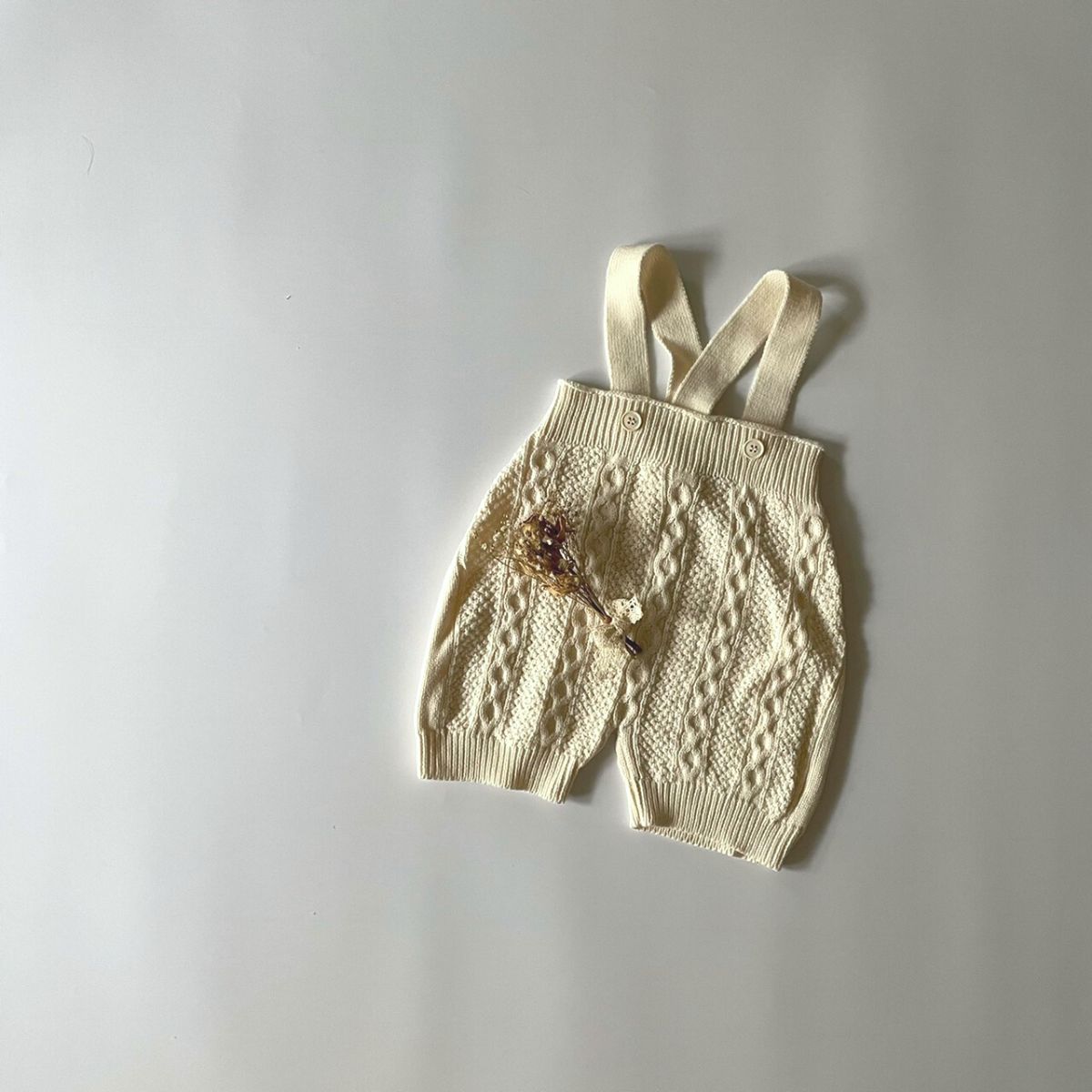 キッズ ベビー 女の子 男の子 サスペンダー ニット パンツ suspender cable knit pants サロペット かぼちゃパンツ ショートパンツ ケーブル 赤ちゃん コットン 可愛い 韓国 風 60cm 70cm 80cm 90cm 海外 輸入 子供服 春 秋 冬 送料無料 - Image 2