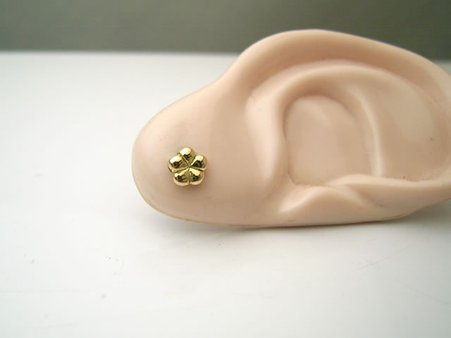 ラブクラフト 【18金製の 梅花ピアス 1個】 18金製のキャッチ付属 18金 イエローゴールド K18 うめ ピ..