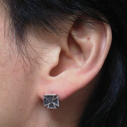 【シルバーアクセサリー】アイアンクロスピアス(1個)【ベルキャッチ】【メール便OK!!】