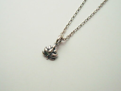 【蓮の花ペンダントトップ】 シルバーアクセサリー はす ロータス メンズ レディース 【蓮の花ペンダントトップ】 シルバーアクセサリー はす ロータス メンズ レディース
