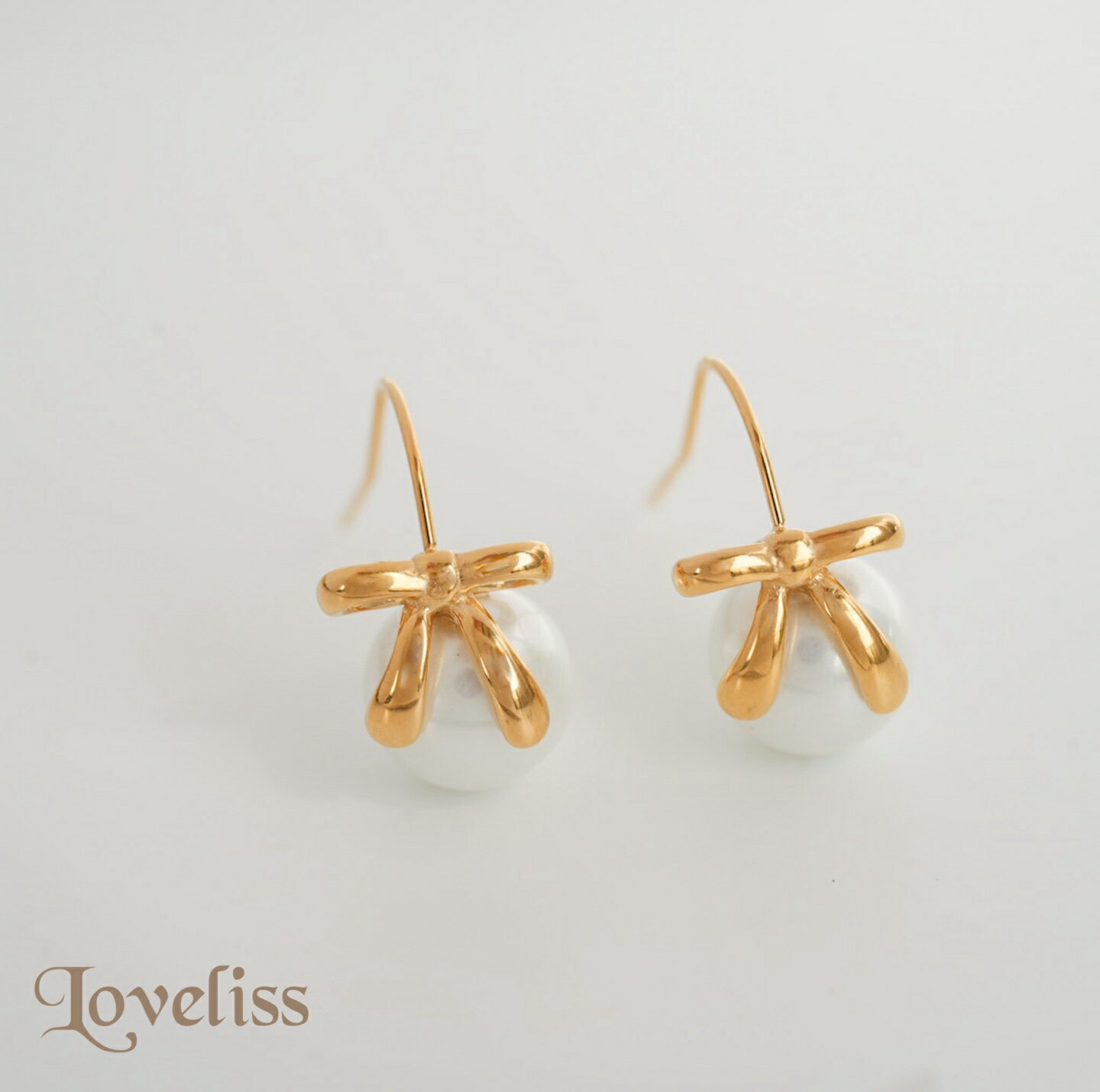 ＼店内最大30%OFFクーポンあり／パール ピアス 金属アレルギー対応　リボン　リボンモチーフ フックピアス　ステンレス製　金アレ対応　つけっぱなし 両耳用 サージカルステンレス 金属アレルギー リボン アクセサリー ジュエリー 人気 流行 トレンド Lovelissのサムネイル