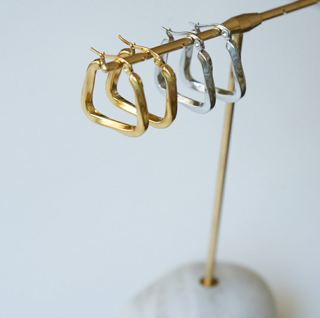 【ネコポス送料無料】サージカルステンレス ピアス つけっぱなし フープピアス 金属アレルギー対応 ニッケルフリー ツイスト ゴールド シルバー 両耳用 つけっぱなし エレガント 高見え レディースアクセサリー かわいい 上品 ピアス プレゼント ブランド クリスマスのサムネイル