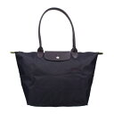 ロンシャン（LONGCHAMP）のトートバッグが、入荷しました。ロンシャンの【LE PLIAGE GREEN SHOULDER BAG ル・プリアージュ】トートバッグです。ナイロン生地に、ブランドアイコンの刺繍がアクセントになったデザインです。内側にはオープンポケットが1箇所ありますので、こまごまとしたものを整理することができます。小さく折り畳むこともできますので、エコバッグとしても使うことができます。プレゼントやギフトにも最適です。【A4サイズ収納可】 サイズ 約W31-46xH30xD18.5cm持ち手：約61cm カラー 645 Bilberry 素材 ナイロン/レザー 仕様 開閉：スナップ/ファスナー内側：オープンポケットx1外側：- 付属品 なし 商品コード 2500000186813 ※画像は、 光の加減などにより実物の色と異なる場合がございます。 ※販売商品について 実店舗でも販売しております都合上、品切れとなる場合もございます。 販売商品は店頭管理在庫・倉庫管理在庫のいずれかより直送させて いただきますのでご理解の上、お買い求めくださいますようお願い申し上げます。 また、倉庫管理在庫指定等は承っておりませんのでご了承ください。なお商品の確保はクレジットカード決済の場合はカード承認後、銀行振込の場合はご入金確認後となります。 ※商品仕様変更について 各種ブランドの製品において、予告なく仕様変更される場合がございます。 生地・金具・ロゴプレート・ファスナー等の仕様が、商品の実物と掲載中の画像が異なる場合がございます。