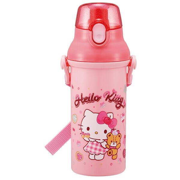 ●食洗機対応のプラスチック製直飲みボトル(水筒)。●キャップを開けるとすぐ飲めるダイレクト飲み口。●キャップはワンプッシュ式で簡単にオープン。●軽くて持ちやすい形状。●氷が入れやすい広口タイプ。●肩に掛けて持ち運べるショルダーベルト付き。●ショルダーベルトは取り外せ、長さ調節もできる。●【サイズ】サイズ:約W97×φ79×H210mm容量:約480ml【素材】キャップ/飽和ポリエステル樹脂 (耐熱温度/100度)本体・フタ・ベルト止め/ポリプロピレン (耐熱温度/120度)パッキン/シリコーンゴム (耐熱温度/140度)バネ・ピン/ステンレス