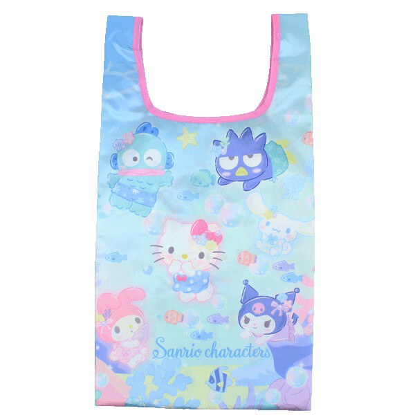 ●サンリオキャラクターズのサテンエコバッグ 全8柄新登場!バッグ折りたたみ小さく収納できるので、持ち運びにも便利なサイズ感◎丈夫で大容量の大きさエコバッグは、お買い物バッグはもちろん、ペットボトルや水筒、A4サイズ収納可能!荷物が多い時もたくさん入るのでお買い物に大活躍!【サイズ】使用時 :高さ約54cmx横約28cmxマチ約16 cm収納ポーチ :縦約13cmx横約12 cm【素材】ポリエステルサテン