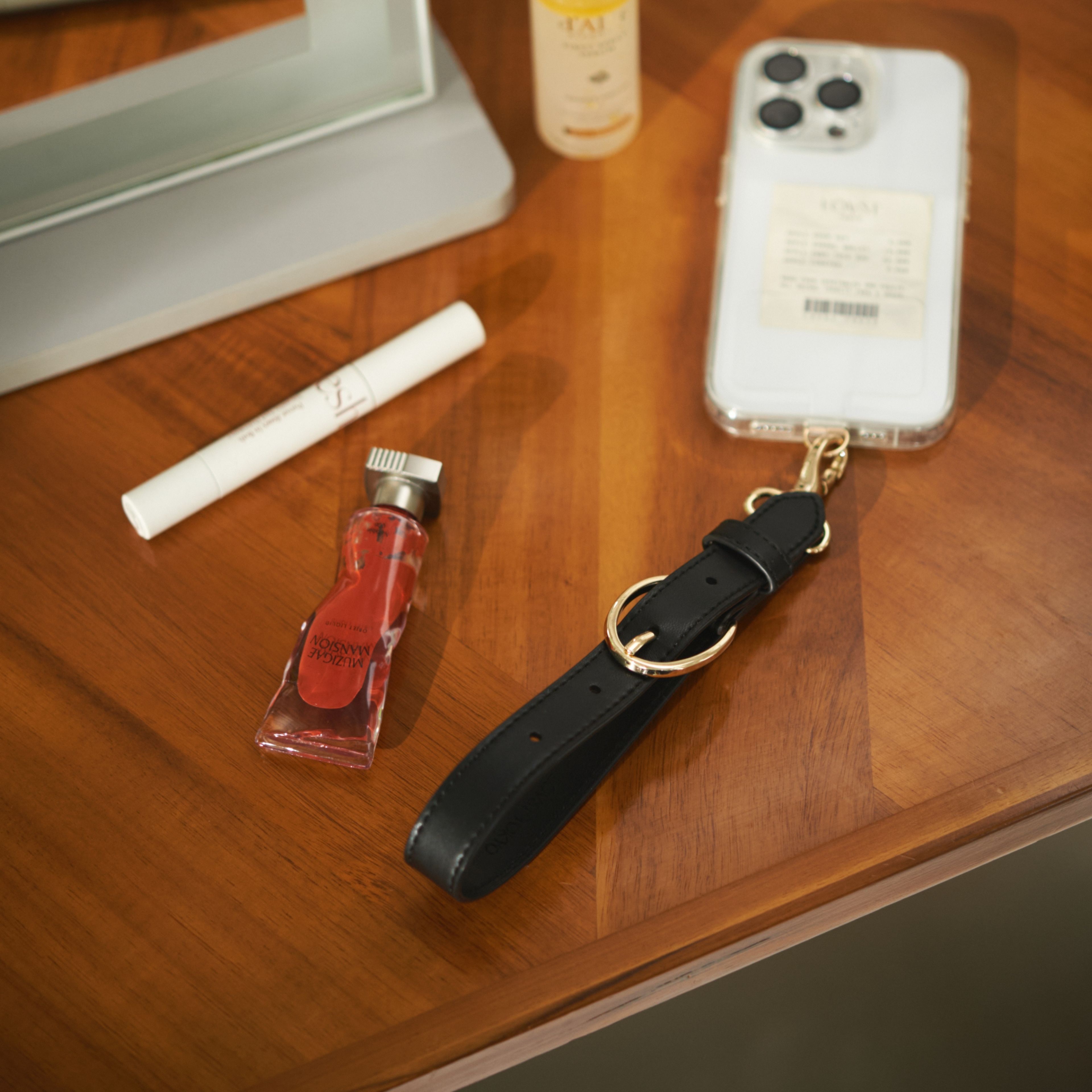 アップル2Wayハーフムーンストラップ【LOVST TOKYO】名入れ 刻印 スマホストラップ バッグチャーム おしゃれ シンプル 2ウェイ ラヴィストトーキョー 国産ヴィーガンレザー