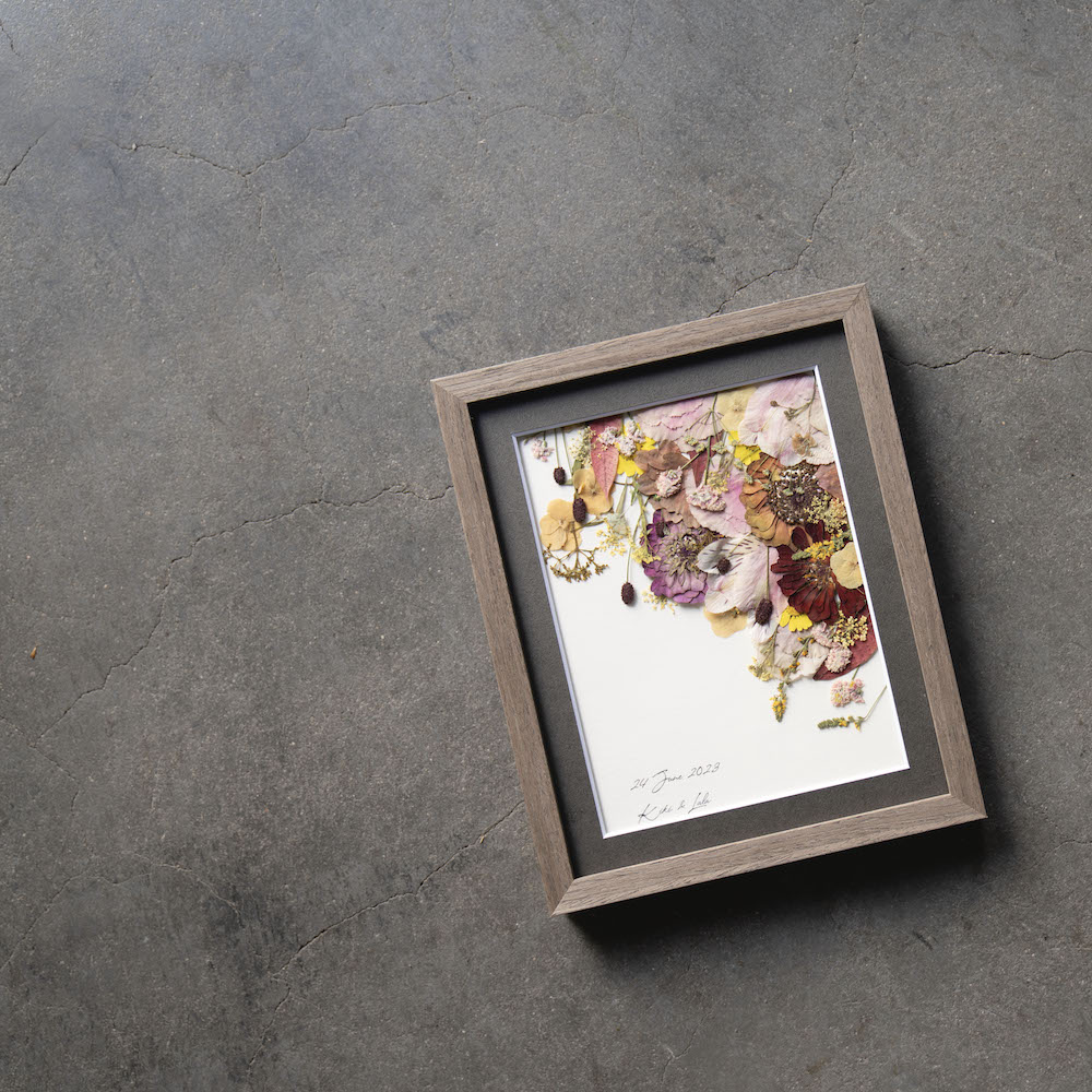 LOWERGOの【アフターブーケ ＜ネット限定品 Keran ケラン＞】生花ブーケを「押し花＆額装」してお届けします　 結婚式 前撮り プロポーズ 記念日 フォトウェディング ウェディング ブーケ 花束 記念 残す プレスフラワー 加工 フレーム｜アングル2