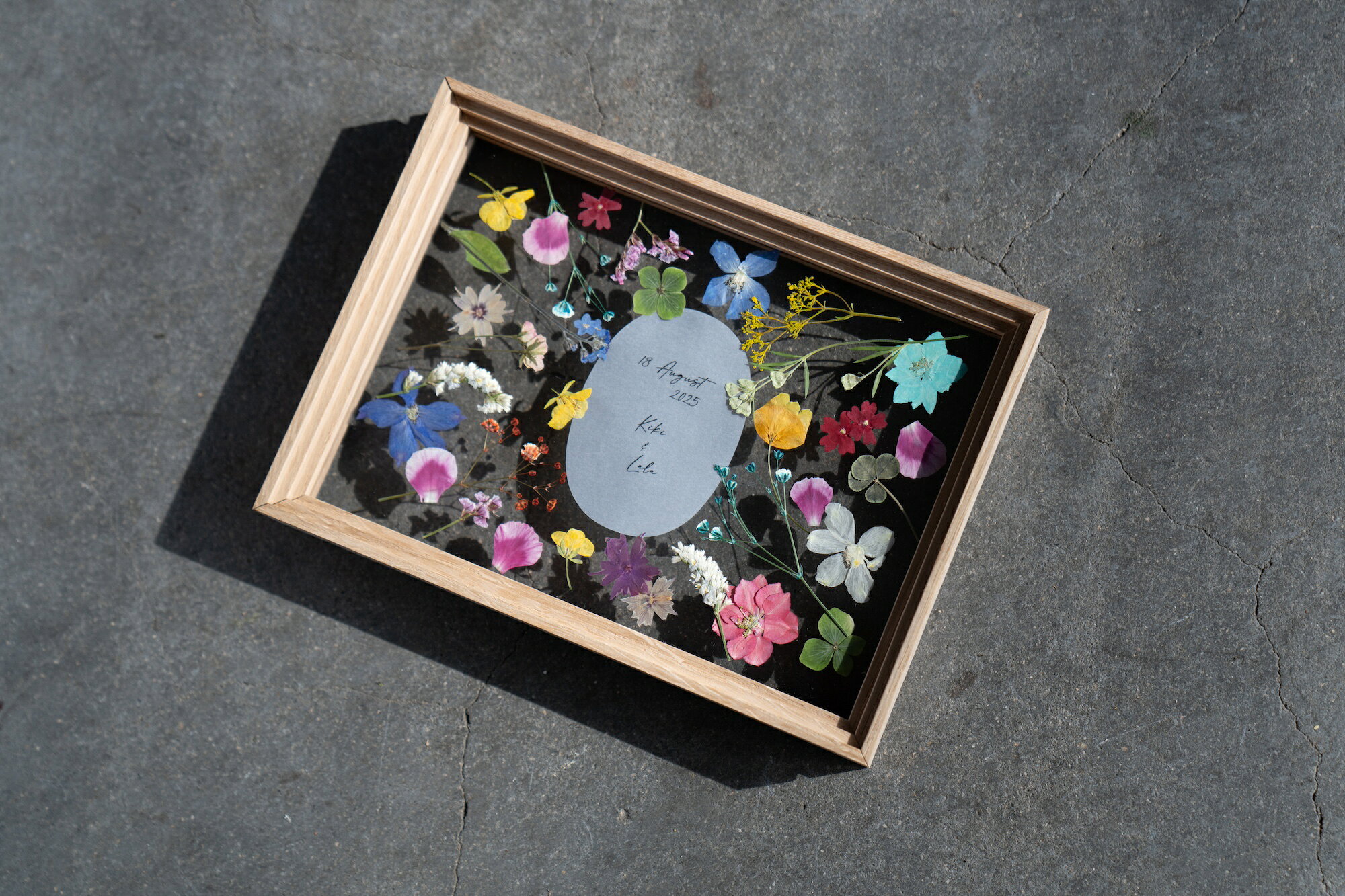 LOWERGOの【アフターブーケ ＜Moebe-ame S-size〈Standing〉＞】生花ブーケを「押し花＆額装」してお届けします　結婚式 プロポーズ 記念日 前撮り フォトウェディング ウェディング ブーケ 花束 記念 残す プレスフラワー 加工 フレーム ブーケ保存｜アングル2