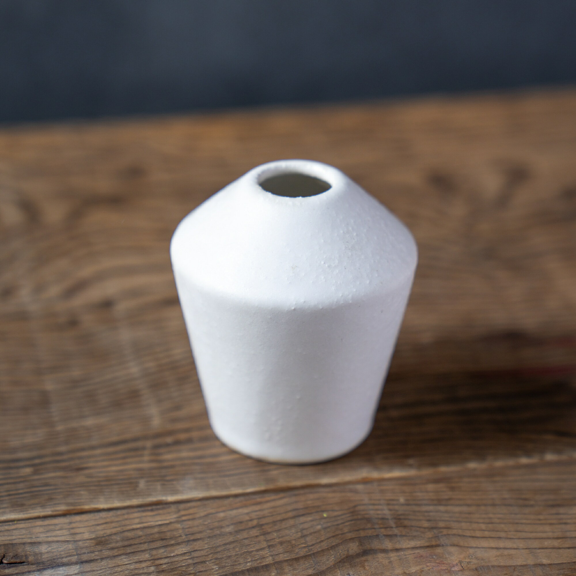 かもしか道具店 小さな花瓶 つぼみ（白） 優しく手に馴染む、ほっこりとした手づくり感が特徴の一輪挿し 小さいながらも存在感のある、個性的な風合いのミニベース。優しく手に馴染む、ほっこりとした手づくり感が特徴の一輪挿しです。 土を身近に感じら...