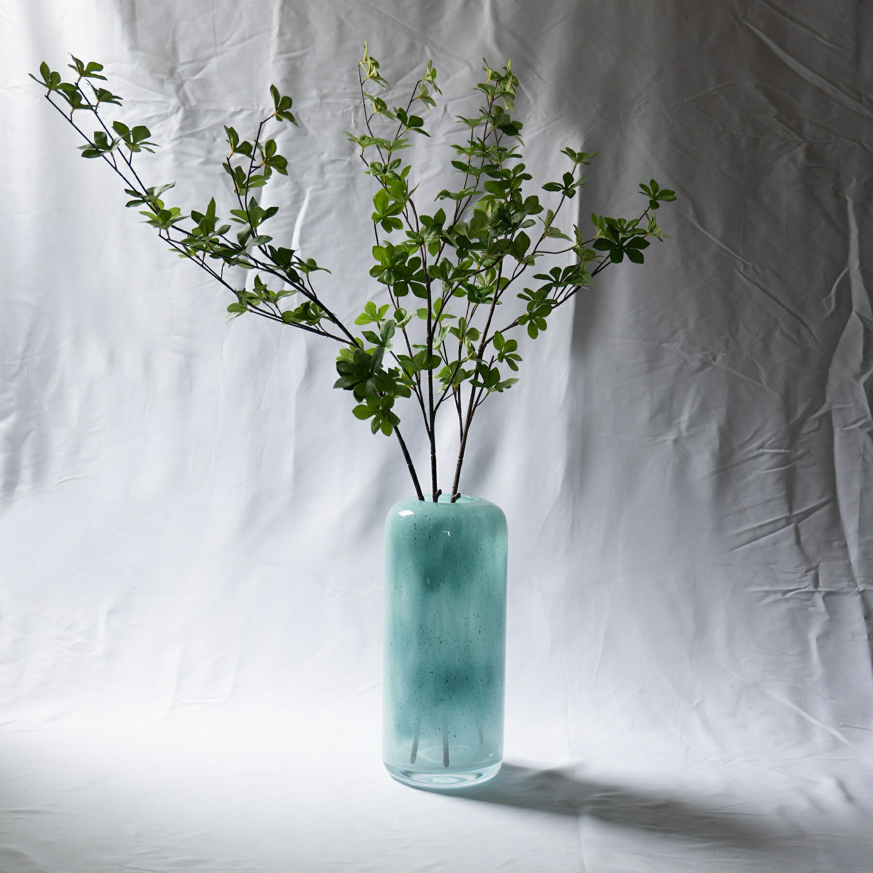 〈フェイクグリーン〉ドウダンツツジ 3本セット お手入れ不要のフェイクグリーンです インテリアとして大人気の枝物、ドウダンツツジのフェイクグリーン(人工観葉植物)です。まるで本物と見紛うような、高品質なものをご用意しました。 しなやかに伸び...