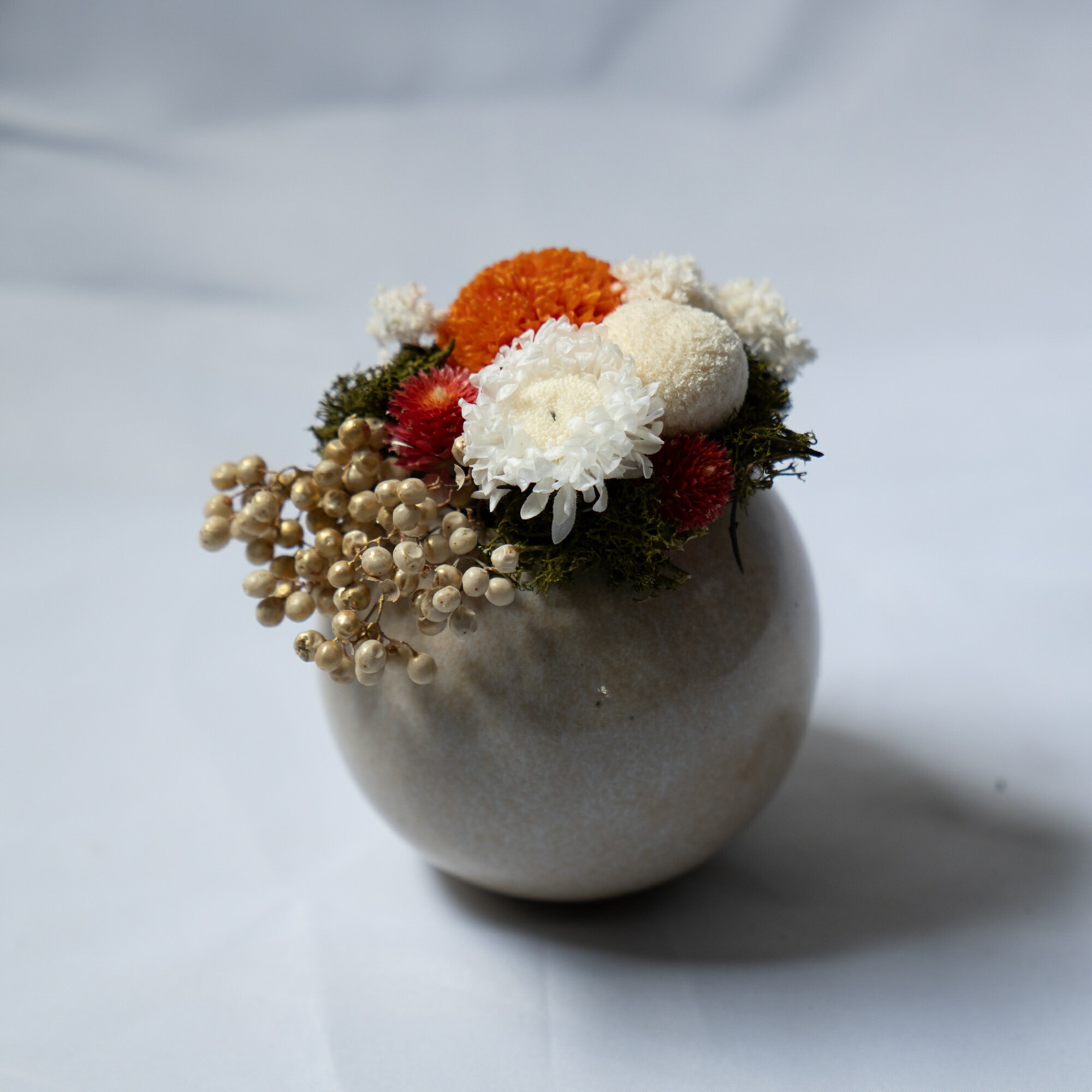 かもしか道具店「ラウンドベース（乳白）」と楽しむまるい癒やしのアレンジメント A　かもしか道具店 ..