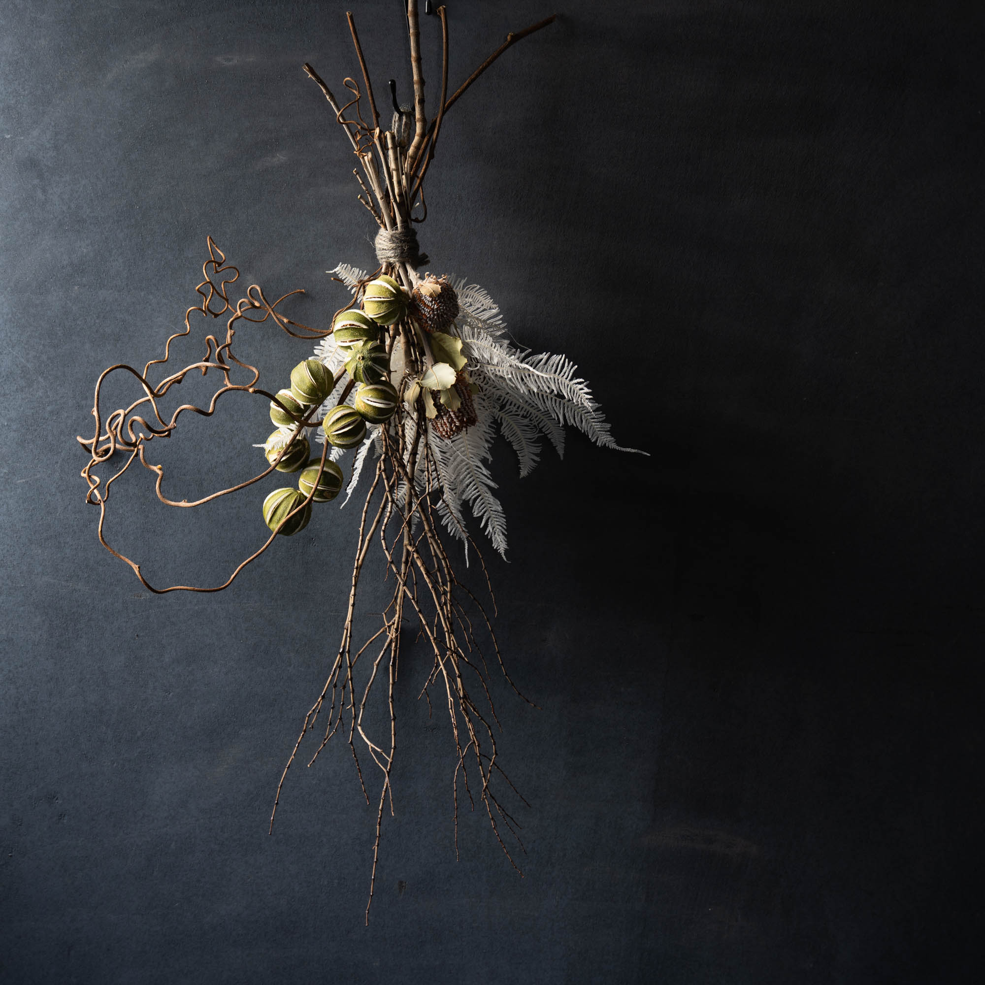 ライム×バンクシア×シダのナチュラルスワッグ　アレンジメント ドライフラワー プリザーブドフラワー 季節の花 プレゼント ギフト 誕生日 記念日 お祝い プチギフト インテリア おしゃれ スタイリッシュ クリスマス飾り スワッグ 壁掛け 壁飾り ライム バンクシア