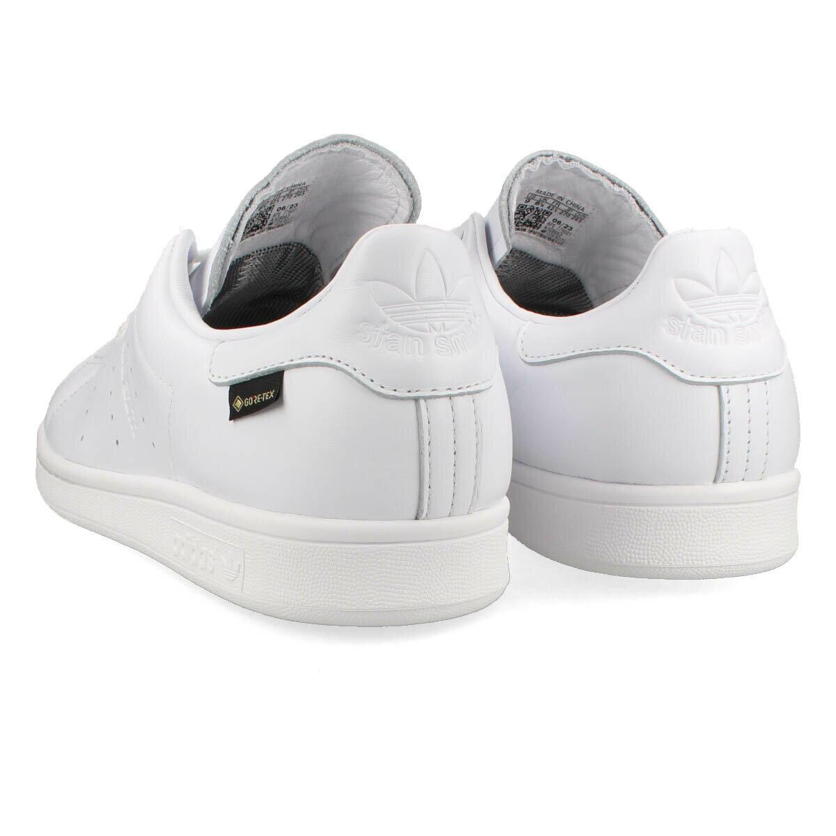 15時までのご注文で即日発送 adidas STAN SMITH LUX GTX アディダス スタンスミス LUX ゴアテックス メンズ レディース ローカット FTWR WHITE/CORE BLACK/FTWR WHITE ホワイト ig8662 LUX STAN SMITH レザーアッパー GORE TEX メンブレン レザーライニング adidas GTX WHITE/CORE BLACK/FTWR スタンスミスを 丈夫でどんなスタイルにも合うデザインにアップデートした プレミアムバージョンが登場 厚手のレザーアッパーを採用し 普段使いに対する耐久性を高めている 予測不可能な天気に対応できるGORE TEXのディテールを採用したアッパーが水の浸入を防ぎ 足をドライに保つ 耐摩耗性のあるラバーアウトソールが グリップ力を発揮 フルレザーライニングと折り返しエッジが いつの時代もクラシックでスタイリッシュなルックスを演出 レギュラーフィット シューレースクロージャー 0cm試着