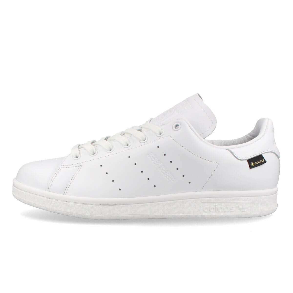 15時までのご注文で即日発送 adidas STAN SMITH LUX GTX アディダス スタンスミス LUX ゴアテックス メンズ レディース ローカット FTWR WHITE/CORE BLACK/FTWR WHITE ホワイト ig8662 LUX STAN SMITH レザーアッパー GORE TEX メンブレン レザーライニング adidas GTX WHITE/CORE BLACK/FTWR スタンスミスを 丈夫でどんなスタイルにも合うデザインにアップデートした プレミアムバージョンが登場 厚手のレザーアッパーを採用し 普段使いに対する耐久性を高めている 予測不可能な天気に対応できるGORE TEXのディテールを採用したアッパーが水の浸入を防ぎ 足をドライに保つ 耐摩耗性のあるラバーアウトソールが グリップ力を発揮 フルレザーライニングと折り返しエッジが いつの時代もクラシックでスタイリッシュなルックスを演出 レギュラーフィット シューレースクロージャー 0cm試着