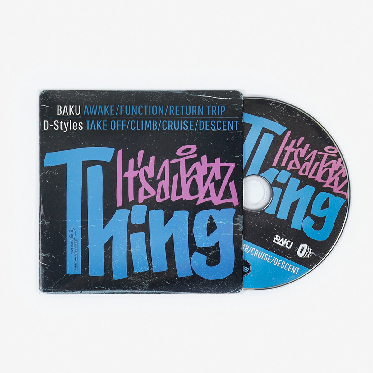 商品説明 BAKU x D-Styles、日米のヒップホップシーンにて共にプロデューサー/DJ/ターンテーブリストとして活躍する二人によるスプリットミックス作品。音楽表現としての“ジャズ”をテーマにターンテーブルを楽器として自在に演奏するBAKU、D-Stylesならではの世界観が爆発した素晴らしいミックス作品。CD/TAPE(DLカード付き)2フォーマットにてリリース。東京を拠点に10代半ばからDJとしてのキャリアをスタートし、現在は自らのレーベルである＜KAIKOO＞を基盤にさまざまな作品のリリースやアーティストとしての活動を行いながら、昨年（2023年）には総勢30名以上のラッパーやミュージシャンが参加した最新アルバム『MO’ BETTER TRUTH』を発表したBAKU。一方、アメリカを代表する二大ターンテーブリスト集団＜Invisibl Skratch Piklz＞と＜The Beat Junkies＞に所属しながら、LAの伝説的なイベント＜Low End Theory＞の中心メンバーの一人としてレジデントDJを務めていたことでも知られるD-Styles。日米のDJ/ターンテーブリスト総勢20名によって結成されたオーケストラ＜The Turntable Symphonograph Orchestra＞のメンバーとして、2018年にアブダビのルーブル美術館にて行われたコンサートにて共演も果たしている二人は、それぞれ東京とアメリカ西海岸という異なるシーンに身を置きながら、プロデューサーとしてはもちろんのこと、DJ/ターンテーブリストとしても独自のスタイルを築いてきました。BAKUとD-Stylesにとってリリース作品としては初共演となる今回のミックス『It’s a Jazz Thing』は、そんな二人の強い個性が発揮された作品となっています。『It’s a Jazz Thing』というタイトルの通り、作品のテーマとなっているのは“ジャズ”。しかし、単なる音楽ジャンルとしての“ジャズ”ではなく、音楽表現の解釈および概念としての“ジャズ”であり、特にスクラッチやジャグリングなどターンテーブリストならではの“インプロビゼーション”（＝即興演奏）を用いたミックスは本作品の重要なキーとなっています。BAKUサイドは“AWAKE”、“FUNCTION”、“RETURN TRIP”という3つのパート、D-Stylesサイドは“TAKE OFF”、“CLIMB”、“CRUISE”、“DESCENT”という4つのパートで構成され、それぞれのパートの中で二人の共通項であるヒップホップはもちろんのこと、ジャズ、ソウル/R&amp;B、レゲエ、ベースミュージックなどジャンルを横断したさまざまな楽曲によってストーリーが描かれ、ターンテーブル（＝レコードプレイヤー）を楽器として自在に演奏するBAKU、D-Stylesならではの世界観が爆発した素晴らしいミックス作品となっています。＊タイトルロゴのタグは"TABOO1"による描き下ろし。■ BAKU プロフィール :東京を拠点に10代半ばからDJとしてのキャリアをスタートし、現在は自らのレーベルである「KAIKOO」を基盤にさまざまな作品のリリースやアーティストとしての活動を行いながら、昨年（2023年）には総勢30名以上のラッパーやミュージシャンが参加した最新アルバム『MO’ BETTER TRUTH』を発表。■ D-Styles プロフィール :アメリカを代表する二大ターンテーブリスト集団「Invisibl Skratch Piklz」と「The Beat Junkies」に所属しながら、LAの伝説的なイベント＜Low End Theory＞の中心メンバーの一人としてレジデントDJを務めていたことでも知られるD-Styles。ターンテーブルを楽器と言わしめるレベルにまで昇華させた功労者としてもその名は広く知られる。発売日：2024年9月27日(金) 品番 IJT-CD 正規品／輸入品の種別 正規品 注意事項 サイズ表記はメーカー基準に準じております。 ブラウザやお使いのモニター環境により、掲載画像と実際の商品の色や質感が若干異なる場合があります。