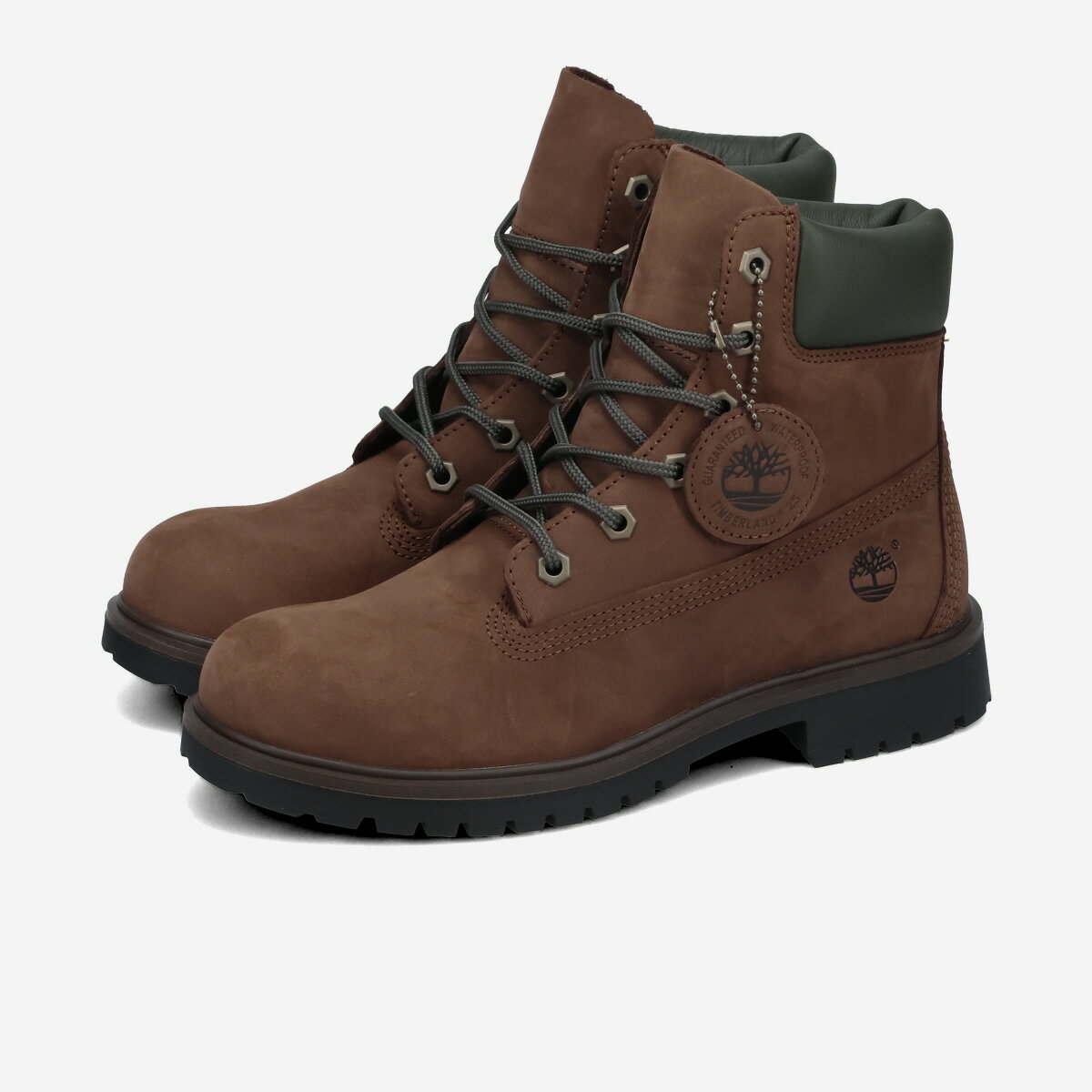 ブランド 1952年に始まったアメリカを代表するアウトドア・ライフスタイルブランド＜TIMBERLAND（ティンバーランド）＞。特に、高い防水性を持つ「イエローブーツ」で世界的に知られています。ブランド名の由来は、森林地帯を意味する「ティンバーランド」。1990年代には、そのタフなスタイルがニューヨークのヒップホップアーティストたちに支持され、ストリートファッションの定番アイテムとしても人気を確立しました。TIMBERLAND 商品説明 定番の6インチブーツのスタイルを保ちながら約25％軽量化された＜Timberland 25＞6インチ プレミアム ウォータープルーフ ブーツ。ウォータープルーフ プレミアム ティンバーランド(R) レザーのアッパーとティンバードライ(TM) メンブレンを採用し、さらにリボトル(TM) ファブリックライニング（50%以上リサイクルプラスチック使用）、オーソライト(R) フットベッド、ティンバークッシュ(TM) コンフォートシステムにより、快適性と耐久性を兼ね備えています。・ウォータープルーフ プレミアム ティンバーランド(R) レザーを使用したアッパー・ティンバーランドは、レザー・ワーキング・グループを通じて責任あるレザー製造を支援しています。・レースアップスタイル・100%ナイロンのシューレース・足首に優しくフィットするパッド入りの履き口・50%以上のリサイクルプラスチックを使用した環境に優しいリボトル(TM)素材のライニング・足の形状に沿ってぴったりフィットするオーソライト(R)のメモリーフォームフットベッド・ナイロンシャンクのアーチサポート・ポリウレタン素材のミッドソール・高いサポート力と安定性で快適な履き心地を提供するティンバークッシュ(TM) コンフォート システム・50%のリサイクルプラスチックを使用したティンバードライ(TM) ウォータープルーフテクノロジーのメンブレン・耐久性、トラクションに優れたラバーアウトソール 品番 A43H8-W07 モデル 6 INCH BOOTカラーバリエーションを見る カラー - サイズ目安 -サイズチャート（計測シート付き）はこちら 規格 - 原産国 - 素材 - 付属品 - 正規品／輸入品の種別 国内正規品 注意事項 サイズ表記はメーカー基準に準じております。 ブラウザやお使いのモニター環境により、掲載画像と実際の商品の色や質感が若干異なる場合があります。 この靴の作りは大きめです。通常のお客様のサイズから-0.5cm小さいサイズをおすすめします。 メーカー希望小売価格はメーカーサイトに基づいて掲載しています