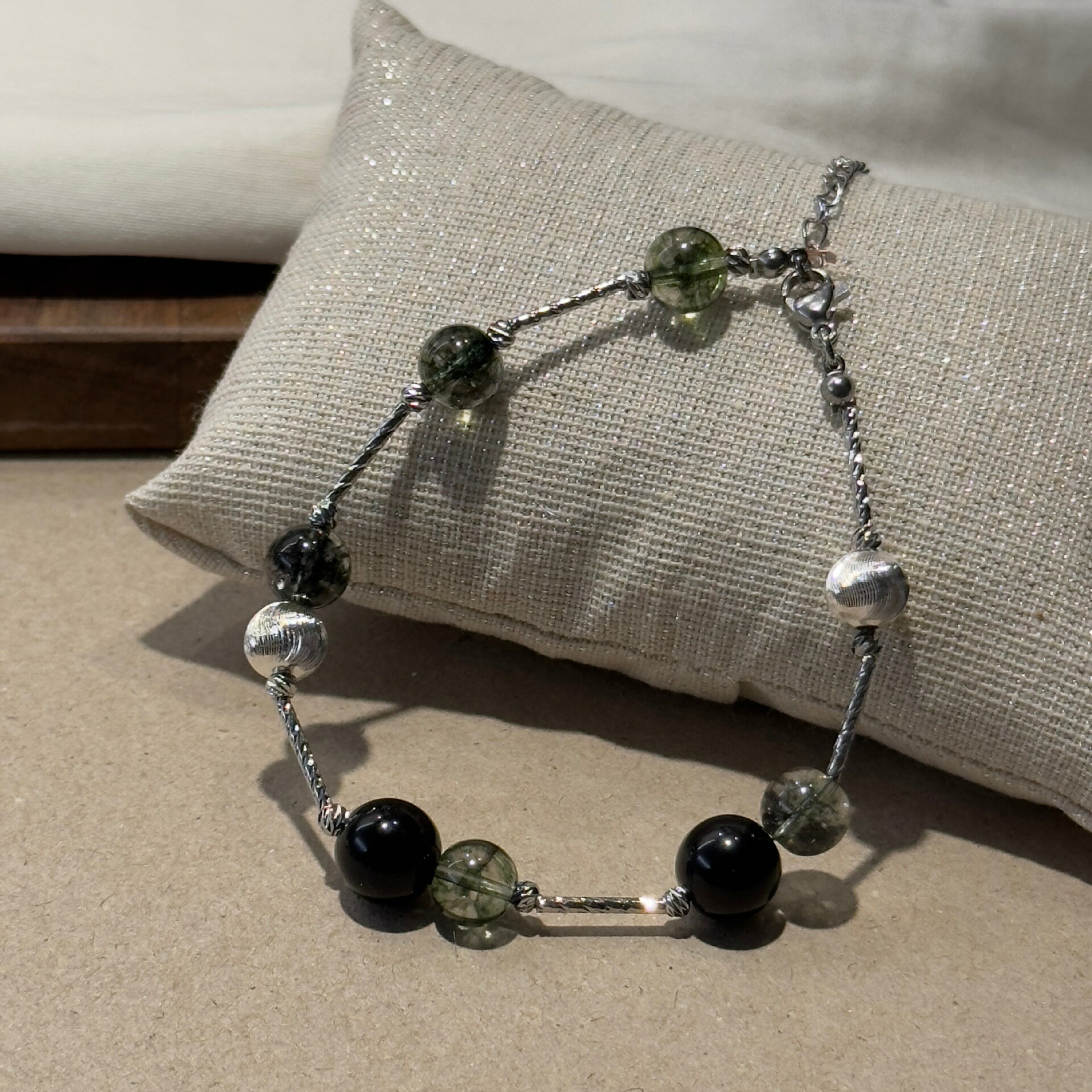 【楽天ス一パ-SALE】砕銀調の天然石と黒メノウが混ざったカラフルな数珠ブレスレット。シンプルで品格..