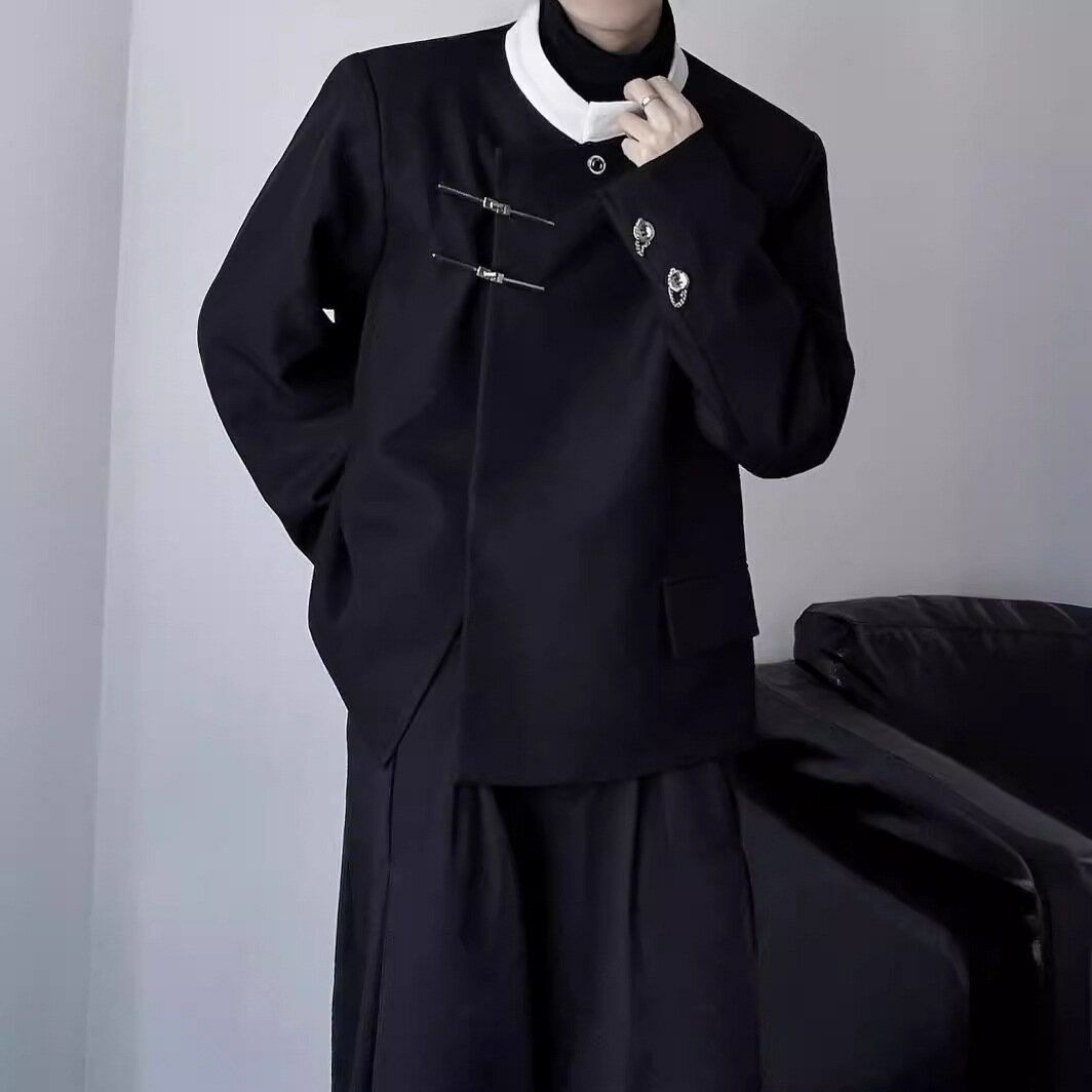 新中式の立ち襟でパッド付きのスーツジャケット。秋に最適で、男女兼用の潮流的で小众なデザイン。金属ボタンが施されたカジュアルなカップル用スーツ