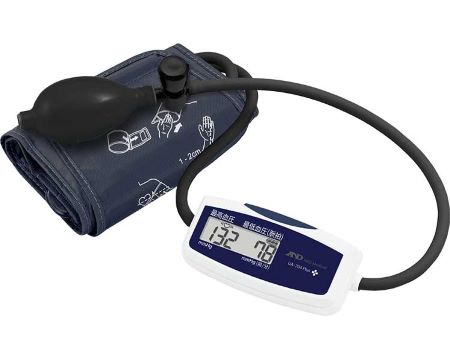【商品説明】 ・アルカリ乾電池1本で約6000回測定。持ち歩きに便利な手動加圧式。 ・上腕式で小型・軽量、手のひらサイズ。 ・超低消費電力で経済的。 ・上腕式なのに軽くて持ち運びに便利。 【仕　様】 ●サイズ／幅10×奥行5.1×高さ3.1cm ●重さ／約72g（電池除く） ●材質／ABS樹脂 ●電源／単3形乾電池×1 ●メモリ機能／なし ●付属品／モニター電池、収納袋、血圧管理手帳 ●医療機器番号／219AHBZX00017000 ●生産国／中国
