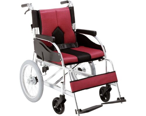 【商品説明】 ・背折れタイプのクッション付き介助式車いす。 ・下部フレームにはスタイリッシュで強靭な楕円パイプを採用。ゆったり肘のおける存在感あるアームサポート。食事の際も邪魔に感じない曲線形状。 ・通気性の高い爽快感のあるクッション。 ・ブレーキングのよい、ドラム式ブレーキを採用。軽い力でしっかり止まります。 ・テーパーグリップは円錐状で握りやすい仕様。表面は滑りにくいシボ加工。 【仕様】 ●サイズ／全幅61×全長97×全高88.5cm、座面：幅40×奥行40cm、前座高：43cm ●車輪サイズ／前輪6×後輪16インチ ●重さ／13kg ●材質／アルミ ●最大使用者体重／100kg ●標準機能／折りたたみ、背折れ、クッション、介助ブレーキ、エアータイヤ ●生産国／中国 ●SGマーク取得商品