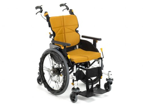【商品説明】 ・圧倒的は小回り機能！ ・全長83cm※で90cm幅の廊下をその場で”くるり！！”（コンパクトモードにした場合） 【仕様】 ●サイズ／全幅58×全長86×全高95cm、座面：幅40×奥行36cm、前座高：40.5cm ●車輪サイズ／前輪4×後輪20インチ、補助輪：4インチ ●重さ／18.5kg ●材質／アルミ ●最大使用者体重／100kg ●標準機能／折りたたみ、背折れ、クッション、介助ブレーキ、エアータイヤ ●生産国／中国