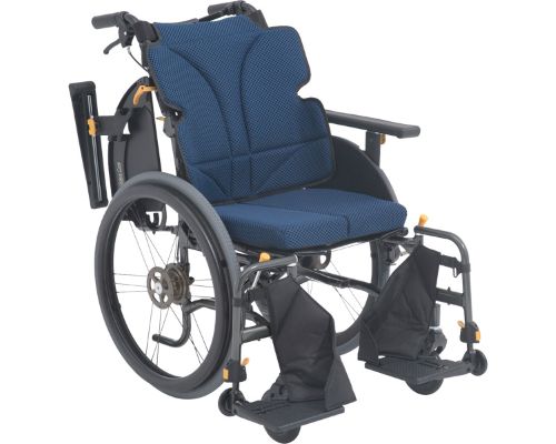【商品説明】 ・グレイスコアのモジュールタイプ。 ・長時間のご利用も快適な新バックサポートシステム！ ・標準モデルより、16cmも高い56cmのバックサポート：ネクストコアより10cmも高いバックサポート。より広い面で背中を支える頭部の安定につながります。ネクストコアよりさらに背フレームを後方に曲げたことで、さらにゆったりもたれやすくなります。 ・三角パット入り背カバーシートで高いバックサポートでも操作性抜群！：背カバーシートの上方に「三角パット」を取り付け、背フレームを曲げたことで生じた肩付近のスペースを維持しつつ、背中を脊柱で支えることが可能に！ ・その場でシート奥行を簡単調整：座シートの奥行を38cmと34cmに工具レスで簡単に設定可能。身長・使用方法に応じてその場でぴったりサイズを合わせることができます。 ・肘掛け高さを25・27・29・31cmの4段階に設定可能。背の高い方のご利用や、厚めのクッションを使用する際に変わる肘掛け高さを、使用状況に合わせて最適な肘掛け高さに設定できます。 【仕様】 ●サイズ／全幅56.5・58.5×全長95×全高93cm、座面：幅40・42×奥行38cm、前座高：43cm ●車輪サイズ／前輪5×後輪22インチ ●重さ／17.1kg ●材質／アルミ ●最大使用者体重／100kg ●標準機能／折りたたみ、背折れ、クッション、スイングアウト、介助ブレーキ、ひじ掛け跳ね上げ、ノーパンクタイヤ ●生産国／中国