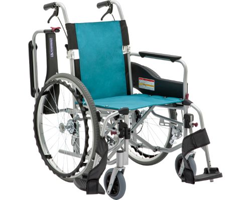 【商品説明】 ・シート生地は次亜塩素酸ナトリウムやアルコールによるお手入れが可能です。 ・コンパクトに折りたため、車のトランク等に収納可能。 ・軽い力でしっかりと効くドラムブレーキを採用。 ・空気補充が不要のノーパンクタイヤ。 【仕様】 ●サイズ／全幅60・62×全長98.5×全高91.5cm、座面：幅40・42×奥行40cm、前座高：43cm ●車輪サイズ／前輪6×後輪22インチ ●重さ／14.3kg ●材質／アルミ ●最大使用者体重／100kg ●標準機能／折りたたみ、背折れ、スイングアウト、介助ブレーキ、ひじ掛けはね上げ、ノーパンクタイヤ ●生産国／中国 ●SGマーク取得商品