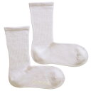 rasox BASIC CREW MADE IN JAPAN WHITE ba220cr01-100 ブランド名の「ラソックス」名前の由来は"right angle socks"（直角ソックス）の頭文字「r」と「a」そして「socks」を「sox」に変え「rasox」と命名されました。ラソックスの開発者は、スキーやスノーボードのブーツを履いた時、足のかかとや甲に生まれたたるみによる不快感に疑問を持ったことが、L字型靴下開発への原点になりました。人間の足は直立時、足の裏からふくらはぎへと続くラインで足首のところで直角に曲がっています。ラソックスは靴下の形状をこの自然なラインに合わせることに徹底的に拘り、国内生産、人間工学に基づいた形状、繊細な編み方など、快適な履き心地を追求。毎日の「歩く」「走る」に寄り添う、ずっと付き合える靴下としてオススメの一足です。 ラソックスの原型となるベーシックモデル「ベーシッククルーソックス」。ラソックスの快適性を体感しながら、どんなシーンにも使える一足。丈は、ふくらはぎの少し下ぐらいの丈サイズ。Mサイズだと、足首から14cm-16cm程です。糸素材（綿、ウール等）により1年通して履いて頂けます。一度履いたらやめられない履き心地を是非お試しください。 ■サイズ ・M (24-26cm) ・L (26-28cm) ■素材 ・綿／アクリル／その他 ・日本製 最新入荷情報やお得な情報を毎日配信中!! ご登録はこちらから→メルマガ