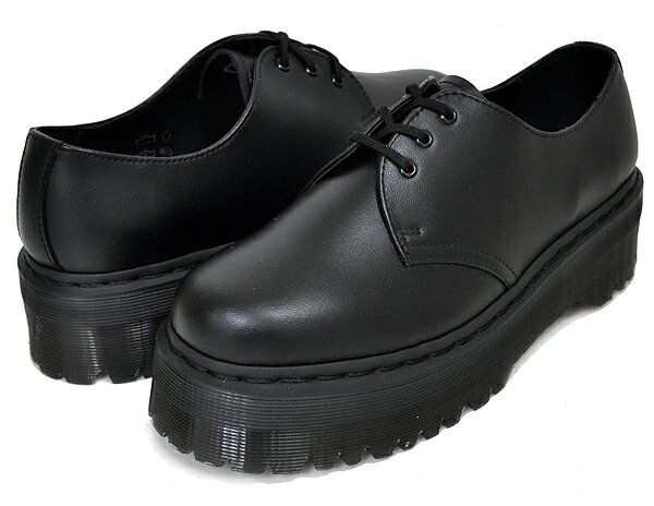 Dr.Martens VEGAN 1461 QUAD MONO 3EYE BLACK 30651001 FELIX RUB OFF 1960年に発売されたドクターマーチンのファーストモデル"1460"(1960年4月1日に発売した事にちなんでいる)。発売当初は労働者階級や警官が愛用するワークブーツとしての用途が中心でしたが、スキンヘッズが目をつけ始めた事からミュージシャンの愛用者も増え始めます。世界的アーティストや、有名映画の劇中でも使用されることにより、ドクターマーチンは空前の大ブームとなりました。 その後もパンクス・モッズ・ロッカーズの定番として、ストリートカルチャーと密接に結びついたスタイルで絶大な支持を受けるなど、ファッションに欠かせない重要アイテムとして不動の地位を築いています。 ドクターマーチンのアイコンモデルである1461 3ホールシューズに厚底ソールを設置した"QUAD クアッド"が登場。今作は環境に配慮し、柔らかく、しなやかな仕上がりの合成素材をアッパーに採用したVEGANモデル。高さ2インチのクアッド レトロ ソールを採用したプラットフォームデザイン。アッパーからソールまでオールブラックで統一されたMONO仕様で、様々なスタイリングにフィットする万能モデルに仕上げられています。長年愛されてきたDr.Martens大定番1461のNEWモデルを是非チェックしてみて下さい!! 横幅の狭いモデルとなります。横幅がある方はハーフサイズ大きめをお勧めします。 最新入荷情報やお得な情報を毎日配信中!! ご登録はこちらから→メルマガ