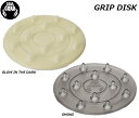 【CRAB GRAB GRIP DISK】 お買い上げ時に送料区分を スマートレターご指定で 全国一律送料180円！！ ＊スマートレターに関しては 下記の詳細をご確認ください。 2022/2023 ■カラー展開: Black Glow in the Dark 定価：￥1,980(税込) サイズ：約11cm 1パック / 1枚入 オレゴン州・ポートランド生まれの ユニークなデザインモチーフにしたデッキパッド。 ファンなライダー達がスタイルのある 貼り方で板をコーディネート！ 貼るだけで気分も上がり 雪山を楽しく滑れるでしょう！ 注意：商品開封後の返品、および交換、 また、商品接着後の剥がれによるクレームは 一切お受けできませんのでご了承ください。 【スマートレター注意事項】 ●【スマートレター対象】と記載のある商品のみ ご指定いただけます。 ●スマートレターでの発送をご希望の場合は 配送方法選択欄にてスマートレターを ご指定下さい ●代金引換はご指定頂けません。 ●ご注文直後に楽天市場より自動送信されるメールでは、通常便の送料が反映されますが後ほど当店よりお送りする【サンクスメール】の中で送料を含む最終的な請求金額をお知らせ致します。 ●スマートレターは郵便事業株式会社（日本郵便）が 専用封筒を用いて、北海道から沖縄まで、 全国一律180円で送ることが出来るサービスです。 ●スマートレターでの発送は損害賠償制度がありません ので万が一、紛失または未着、商品の破損が発生 致しました場合でも、郵便事業株式会社 または当店はその責任を一切お受けする事が 出来ません。 上記の補償制度が無い事を十分にご理解頂きまして発送方法をご指定ください。 ●スマートレターは郵便受けにお届けと なります。 万が一、郵便受けに入らない場合は、不在配達通知書を差し入れた上で配達を行う郵便局へ持ち戻ります。 ●追跡サービスには対応しておりません。(発送完了メールにて出荷した旨はご連絡いたします。) ●ご入金確認後当店休業日を除く3営業日以内に 発送させて頂きます。 ●スマートレター発送をご選択されました場合、 ご注文頂きました全商品が破損または使用の有無に 関わらず返品・交換不可商品扱いとなりますので ご注意ください。 ●配達希望日・配達ご希望時間のご指定はできません。 ●スマートレターの制限サイズは以下の通りです。 A5サイズ(25cm×17cm)・重量1kg以内・ 厚2cm以内で専用封筒に入るサイズまで。 ●ご注文頂きました商品がスマートレターで お送りできない商品またはスマートレターの 制限サイズを越える為に発送が出来ない場合は、 発送方法と送料を「宅配便」扱いに ご変更させて頂きました上で、詳細をメールにて 事前にご案内させて頂きます。