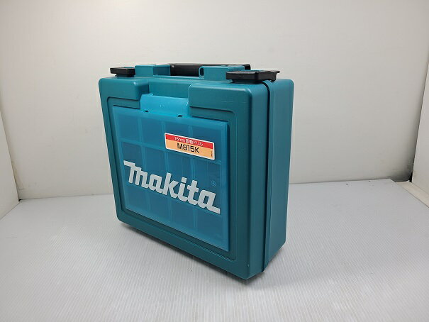 【中古品】 マキタ makita 16mm 震動ドリル M815 取扱説明書 収納ケース 付き ○YR-16897○ の出品です。 こちらの商品は中古の商品です。 中古品の為、擦れ・サビ等によるイタミがあります。(写真5・9枚目) その他、画像には写り難い細かいスレキズ等があります。 商品内容は掲載画像に写っている物が全てです。 詳しくは画像にてご確認ください。 ※撮影環境の影響により実際の商品と色合いが多少異なる場合がございます。 　あらかじめご了承ください。 　また、お買取り商品・店頭保管の為、細部にまで拘る方はご購入をお控えください。 ■回転数：0～2800min (回転/分) ■打撃数：20～44800min (回/分) ■最大穴あけ能力：(コンクリ)16mm / (鉄工)13mm / (木工) 30mm ■サイズ：長さ約30.3mm×幅約68mm×高さ約222mm ■重量：約1.7kg ■付属品：本体・ストッパポール・グリップ・ドリルビット・取り扱説明書・収納ケース ■動作確認済み ■商品の詳細はメーカーHPにてご確認ください。 ■発送方法：クロネコヤマト宅急便元払い ※収納ケースをエアパッキンで包装した状態での発送となります。 ※当店では自然環境に配慮しまして商品の簡易包装を行っております。 　また、商品発送の際に納品書を同封しております。 　領収書の発行は出来ませんので、あらかじめご了承ください。　