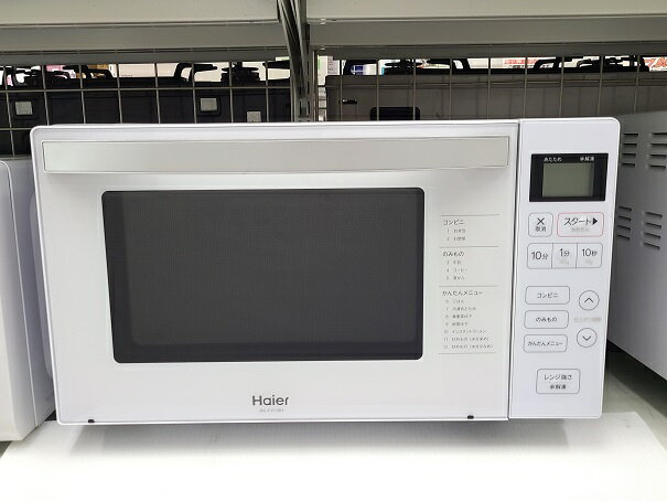 【中古品】 ハイアール Haier 電子レンジ 18L 50/60Hz共用 縦開き 庫内フラット JM-FH18H 2022年製 ○YR-17185○ の出品です。 こちらの商品は中古の商品です。 中古品の為、擦れ等による多少の傷みや使用感があります。 操作パネルの表面フィルムに浮きがあります。(写真3枚目) 側面にスレキズ・背面の黒い部分が反っています。(写真5枚目) その他、画像には写り難い細かいスレキズ等があります。 詳しくは画像にてご確認ください。 ※撮影環境の影響により実際の商品と色合いが多少異なる場合がございます。 　あらかじめご了承ください。 　また、お買取り商品・店頭保管の為、細部にまで拘る方はご購入をお控えください。 ■外形寸法：幅約45.8×奥行約35.4cm×高さ約28.6cm ■加熱室の有効寸法：幅約31.5cm×奥行約31.8cm×高さ約18.0cm ■質量：約12.4kg ■動作確認済み ■発送方法 : クロネコヤマト宅急便元払い ※当店では自然環境に配慮しまして商品の簡易包装を行っております。 　また、商品発送の際に納品書を同封しております。 　領収書の発行は出来ませんので、あらかじめご了承ください。　