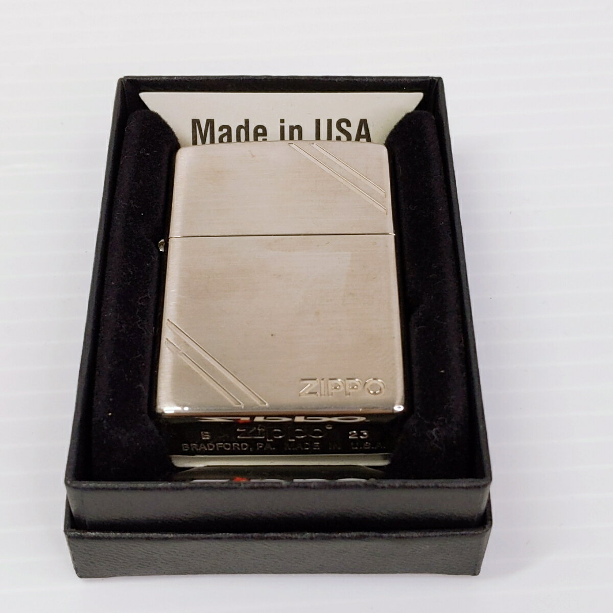 【中古品】Zippo ジッポー PLATINUM COATING 〇YR-52922〇 の出品です。 こちらの商品は、中古品です。 中古品のためキズや汚れがあります。 詳しくは画像にてご確認ください。 ※撮影環境の影響により実際の商品と色合いが多少異なる場合がございます。 　あらかじめご了承ください。 ※こちらの商品は試着のできる環境で店頭展示しております。 　目立たないごく小さな傷・わずかなスレなどご容赦ください。 ※お買取り商品・店頭保管の為、細部にまで拘る方はご入札をお控えください。 ■発送方法 : クロネコヤマト宅急便元払い ※当店では自然環境に配慮しまして商品の簡易包装を行っております。 　また、商品発送の際に納品書を同封しております。 　領収書の発行は出来ませんので、あらかじめご了承ください。　