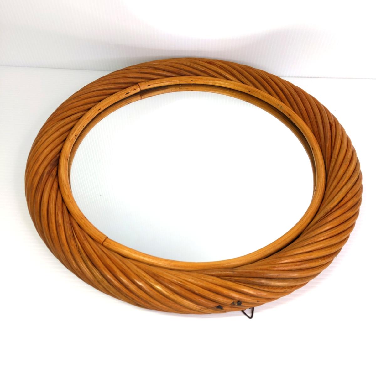【中古品】ラタン 丸型ミラー 鏡 藤 レトロ〇YR-54342〇の出品です。 こちらの商品は、中古品です。 本体は、目立つほどの大きなキズや汚れも少なくキレイな状態です。 商品内容は掲載画像に写っている物が全てです。 詳しくは画像にてご確認ください。 ※撮影環境の影響により実際の商品と色合いが多少異なる場合がございます。 　あらかじめご了承ください。 ※お買取り商品・店頭保管の為、細部にまで拘る方はご入札をお控えください。 ■サイズ：全体　直径39cm、内鏡　直径30cm ■商品の詳細はメーカーHPにてご確認ください。 ■ジャンク品、現状品とタイトルに記載がある商品に関しては、 　いかなる理由がありましてもノークレームノーリターンでお願い致します。 ■発送方法 : クロネコヤマト宅急便元払い ■可能な限り即日出荷させていただきますが、 定休日の際は、ご注文後、出荷までに1～2日程度頂く場合がございます。 ※当店では自然環境に配慮しまして商品の簡易包装を行っております。 　また、商品発送の際に納品書を同封しております。 　領収書の発行は出来ませんので、あらかじめご了承ください。　