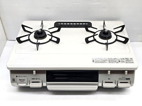 【中古品】 リンナイ Rinnai ガスコンロ 都市ガス 左強火力 水無片面焼グリル KG67BE 2023年製 クリームベージュ 〇YR-20284〇 の出品です。 こちらの商品は、中古の商品です。 都市ガス専用です。 中古品の為、多少の使用感があります。 詳しくは画像にてご確認ください。 ※撮影環境の影響により、実際の商品と色合いが多少異なる場合がございますので、 あらかじめご了承ください。 また、お買取り商品・店頭保管の為、細部にまでこだわる方はご購入をお控えください。 ※お値引きについては基本的にお断りさせていただいております。 　お値引きのお問い合わせいただきましても、ご返答できかねます。 ■付属品：本体のみ(乾電池・ホースは付属しておりません) ■本体寸法：幅約59.6cm×高さ約21.8cm×奥行約45.2cm ■動作確認済み ■発送方法 : クロネコヤマト宅急便元払い ■可能な限り即日出荷させて頂きますが、 　定休日の際は、ご注文後、出荷までに1～2日程度頂く場合がございます。 ※当店では自然環境に配慮しまして商品の簡易包装を行っております。 　また、商品発送の際に納品書を同封しております。 　領収書の発行は出来ませんので、あらかじめご了承ください。　