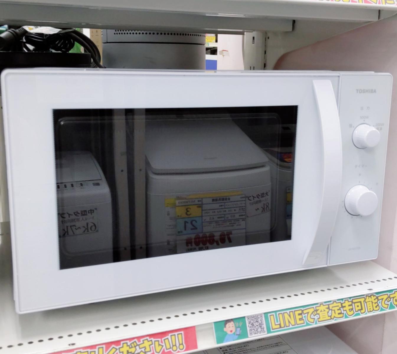 【中古品】東芝 単機能電子レンジ ER-NS170A 2026年製 ホワイト 〇YR-55171〇の出品です。 こちらの商品は、中古品です。 ※動作確認済み ※庫内に汚れがあります。 中古品の為、擦れ等による多少の傷みがあります。 撮影時にはなかった傷みがある場合がございます。 商品内容は掲載画像に写っている物が全てです。 詳しくは画像にてご確認ください。 ※撮影環境の影響により実際の商品と色合いが多少異なる場合がございます。 　あらかじめご了承ください。 ※お買取り商品・店頭保管の為、細部にまで拘る方はご入札をお控えください。 ※お値引きについては基本的にお断りさせていただいております。 　お値引きのお問い合わせいただきましても、ご返答できかねます。 ■メーカー：東芝 ■型番：ER-NS170A ■容量：17L ■サイズ：幅458x高さ281x奥行349mm ■質量：12kg ■商品の詳細はメーカーHPにてご確認ください。 ■ジャンク品、現状品とタイトルに記載がある商品に関しては、 　いかなる理由がありましてもノークレームノーリターンでお願い致します。 ■発送方法 : クロネコヤマト宅急便元払い ■可能な限り即日出荷させていただきますが、 定休日の際は、ご注文後、出荷までに1～2日程度頂く場合がございます。 ※当店では自然環境に配慮しまして商品の簡易包装を行っております。 　また、商品発送の際に納品書を同封しております。 　領収書の発行は出来ませんので、あらかじめご了承ください。　