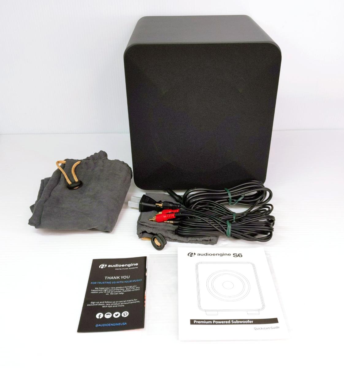 【中古品】Audioengine S6 パワードサブウーファー〇YR-55134〇の出品です。 こちらの商品は、中古品です。 ※動作確認済み ※左側面上部に凹みキズがあります。 商品内容は掲載画像に写っている物が全てです。 中古品の為、擦れ等による多少の傷みがあります。 詳しくは画像にてご確認ください。 ※撮影環境の影響により実際の商品と色合いが多少異なる場合がございます。 　あらかじめご了承ください。 ※お買取り商品・店頭保管の為、細部にまで拘る方はご入札をお控えください。 ■メーカー：オーディオエンジン ■型番：S6 パワードサブウーファー ■サイズ：25.2cmx22.2cmx25.3cm ■質量：6.98kg ■付属品：電源ケーブル(1.8m)、ミニジャックオーディオケーブル(2m)、RCAオーディオケーブル(2m)、マイクロファイバー製バッグ、クイックスタートガイド ■商品の詳細はメーカーHPにてご確認ください。 ■ジャンク品、現状品とタイトルに記載がある商品に関しては、 　いかなる理由がありましてもノークレームノーリターンでお願い致します。 ■発送方法 : クロネコヤマト宅急便元払い 　※外箱をエアパッキンで包装した状態での発送となります。 ※当店では自然環境に配慮しまして商品の簡易包装を行っております。 　また、商品発送の際に納品書を同封しております。 　領収書の発行は出来ませんので、あらかじめご了承ください。　