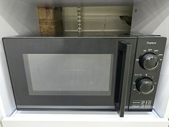 【中古品】 ヤマダ 電子レンジ 17L 60Hz 西日本専用 横開き ターンテーブル YMW17HL6K 2024年製 ブラック ○YR-20296○ の出品です。 こちらの商品は中古の商品です。 60Hz西日本専用品です。 中古品の為、擦れ等による多少の傷みや使用感があります。 詳しくは画像にてご確認ください。 ※撮影環境の影響により実際の商品と色合いが多少異なる場合がございます。 　あらかじめご了承ください。 　また、お買取り商品・店頭保管の為、細部にまで拘る方はご購入をお控えください。 ※お値引きについては基本的にお断りさせていただいております。 　お値引きのお問い合わせいただきましても、ご返答できかねます。 ■外形寸法：幅約45.5cm×奥行約31.5cm×高さ約26.5cm ■加熱室の有効寸法：幅約30.5cm×奥行約28cm×高さ約17.5cm ■質量：約12.5kg ■動作確認済み ■発送方法 : クロネコヤマト宅急便元払い ■可能な限り即日出荷させて頂きますが、 　定休日の際は、ご注文後、出荷までに1～2日程度頂く場合がございます。 ※当店では自然環境に配慮しまして商品の簡易包装を行っております。 　また、商品発送の際に納品書を同封しております。 　領収書の発行は出来ませんので、あらかじめご了承ください。　