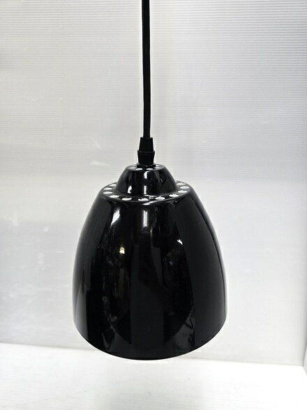 【中古品】 遠藤照明 LED ペンダントライト ERP7210B 2021年製 ブラック ○YR-20290○ の出品です。 こちらの商品は中古の商品です。 中古品の為、擦れ等による多少のイタミがあります。 傘部分に、画像には写り難い細かいスレキズがあります。 商品内容は掲載画像に写っている物が全てです。 詳しくは画像にてご確認ください。 ※撮影環境の影響により実際の商品と色合いが多少異なる場合がございます。 　あらかじめご了承ください。 　また、お買取り商品・店頭保管の為、細部にまで拘る方はご購入をお控えください。 ※お値引きについては基本的にお断りさせていただいております。 　お値引きのお問い合わせいただきましても、ご返答できかねます。 ■サイズ：傘直径約15.8cm×傘高さ約14cm×コードの長さ約35cm ■付属品：本体・電球 ■動作確認済み ■発送方法：クロネコヤマト宅急便元払い ■可能な限り即日出荷させて頂きますが、 　定休日の際は、ご注文後、出荷までに1～2日程度頂く場合がございます。 ※当店では自然環境に配慮しまして商品の簡易包装を行っております。 　また、商品発送の際に納品書を同封しております。 　領収書の発行は出来ませんので、あらかじめご了承ください。　