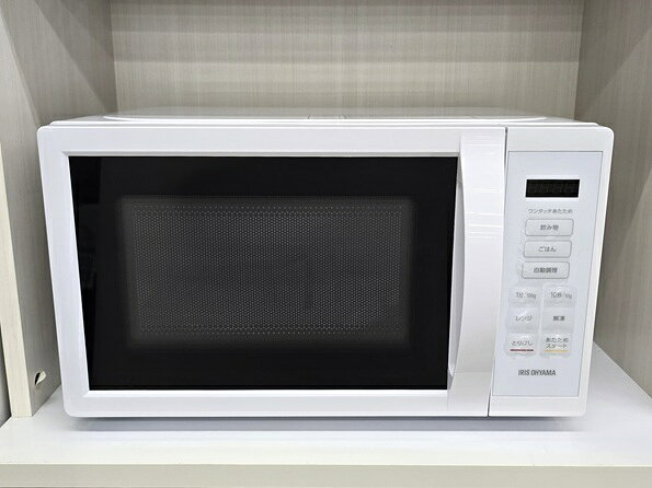 【中古品】 アイリスオーヤマ IRIS OHYAMA 電子レンジ 17L 50/60Hz共用 IMB-T178-W 2024年製 ホワイト ○YR-20297○ の出品です。 こちらの商品は中古の商品です。 中古品の為、若干の擦れ等はありますが、 特に目立つ傷みは無く比較的綺麗な状態です。 操作パネルの表面フィルムに浮きがあります。(写真2枚目) 詳しくは画像にてご確認ください。 ※撮影環境の影響により実際の商品と色合いが多少異なる場合がございます。 　あらかじめご了承ください。 　また、お買取り商品・店頭保管の為、細部にまで拘る方はご購入をお控えください。 ※お値引きについては基本的にお断りさせていただいております。 　お値引きのお問い合わせいただきましても、ご返答できかねます。 ■外形寸法：幅約44cm×奥行約32.5cm×高さ約25.5cm ■加熱室の有効寸法：幅約30.6cm×奥行約30.7cm×高さ約19cm ■質量：約10.6kg ■動作確認済み ■発送方法 : クロネコヤマト宅急便元払い ■可能な限り即日出荷させて頂きますが、 　定休日の際は、ご注文後、出荷までに1～2日程度頂く場合がございます。 ※当店では自然環境に配慮しまして商品の簡易包装を行っております。 　また、商品発送の際に納品書を同封しております。 　領収書の発行は出来ませんので、あらかじめご了承ください。　