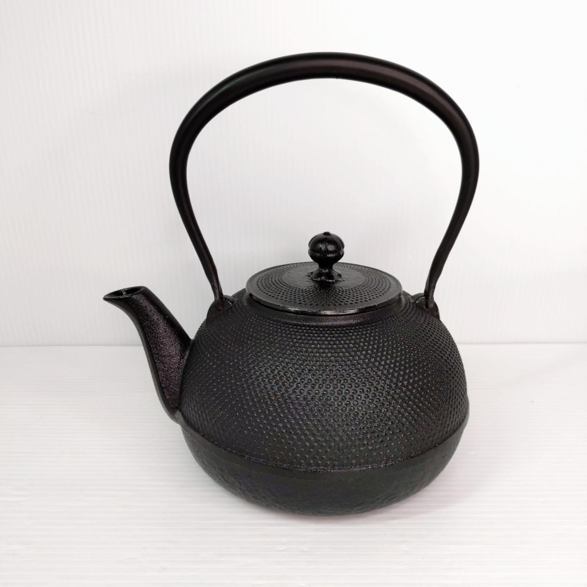 【中古美品】鉄瓶 急須 鉄器〇YR-55328〇の出品です。 こちらの商品は、中古品です。 中古品の為、擦れ等による多少の傷みがあります。 ※商品内容は掲載画像に写っている物が全てです。 詳しくは画像にてご確認ください。 ※撮影環境の影響により実際の商品と色合いが多少異なる場合がございます。 　あらかじめご了承ください。 ※お買取り商品・店頭保管の為、細部にまで拘る方はご入札をお控えください。 ■サイズ：幅23×高さ25×奥行18.5cm ■商品の詳細はメーカーHPにてご確認ください。 ■ジャンク品、現状品とタイトルに記載がある商品に関しては、 　いかなる理由がありましてもノークレームノーリターンでお願い致します。 ■発送方法 : クロネコヤマト宅急便元払い ※当店では自然環境に配慮しまして商品の簡易包装を行っております。 　また、商品発送の際に納品書を同封しております。 　領収書の発行は出来ませんので、あらかじめご了承ください。　
