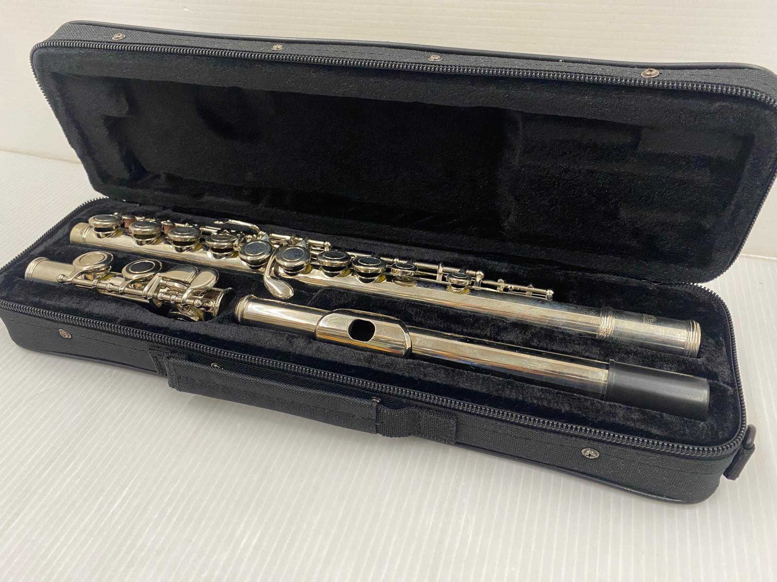 【中古品】ソレイユ フルート 入門用 ケース付き ○YR-20474○ の出品です。 こちらの商品は中古の商品です。 ■ランク：AB 店頭でのお買取り商品のため、多少のスレや小傷等はご容赦ください。 商品内容は掲載画像に写っている物が全てです。 詳しくは画像にてご確認ください。 ※撮影環境の影響により実際の商品と色合いが多少異なる場合がございます。 　あらかじめご了承ください。 　また、お買取り商品・店頭保管の為、細部にまで拘る方はご入札をお控えください。 ■可能な限り即日出荷させていただきますが、 定休日の際は、ご注文後、出荷までに1～2日程度頂く場合がございます。 ■ノークレーム・ノーリターンでお願いします。 ■発送方法：クロネコヤマト宅急便元払い ■ジャンク品、現状品とタイトルに記載がある商品に関しては、 　いかなる理由がありましてもノークレームノーリターンでお願い致します。 ※当店では自然環境に配慮しまして商品の簡易包装を行っております。 　また、商品発送の際に納品書を同封しております。 　領収書の発行は出来ませんので、あらかじめご了承ください。　