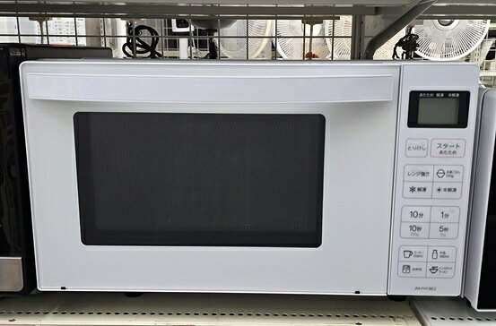 【中古品】 ハイアール Haier 電子レンジ 18L 50/60Hz共用 縦開き 庫内フラット JM-FH18E2 2022年製 ホワイト 白 ○YR-20499○ の出品です。 こちらの商品は中古の商品です。 中古品の為、擦れ等による多少の傷みや使用感があります。 操作パネルにフィルム浮きがあります。(写真2枚目) 詳しくは画像にてご確認ください。 ※撮影環境の影響により実際の商品と色合いが多少異なる場合がございます。 　あらかじめご了承ください。 　また、お買取り商品・店頭保管の為、細部にまで拘る方はご購入をお控えください。 ※お値引きについては基本的にお断りさせていただいております。 　お値引きのお問い合わせいただきましても、ご返答できかねます。 ■外形寸法：幅約45.8cm×奥行約35.4cm×高さ約28.6cm ■加熱室の有効寸法：幅約31.5cm×奥行約31.8cm×高さ約18cm ■質量：約12.4kg ■動作確認済み ■発送方法 : クロネコヤマト宅急便元払い ■可能な限り即日出荷させて頂きますが、 　定休日の際は、ご注文後、出荷までに1～2日程度頂く場合がございます。 ※当店では自然環境に配慮しまして商品の簡易包装を行っております。 　また、商品発送の際に納品書を同封しております。 　領収書の発行は出来ませんので、あらかじめご了承ください。　