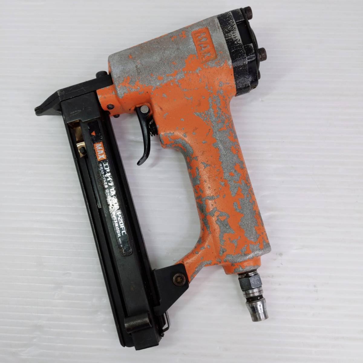 【中古品】MAX 常圧 エアネイラ TA-20A/P20FC 釘打ち機 〇YR-55479〇の出品です。 こちらの商品は、中古品です。 中古品の為、使用によるキズや汚れがあります。 詳しくは画像にてご確認ください。 ※撮影環境の影響により実際の商品と色合いが多少異なる場合がございます。 　あらかじめご了承ください。 ※お買取り商品・店頭保管の為、細部にまで拘る方はご入札をお控えください。 ※お値引きについては基本的にお断りさせていただいております。 　お値引きのお問い合わせいただきましても、ご返答できかねます。 ■メーカー：MAX ■型番：TA-20A/P20FC ■商品の詳細はメーカーHPにてご確認ください。 ■ジャンク品、現状品とタイトルに記載がある商品に関しては、 　いかなる理由がありましてもノークレームノーリターンでお願い致します。 ■発送方法 : クロネコヤマト宅急便元払い 　 ※当店では自然環境に配慮しまして商品の簡易包装を行っております。 　また、商品発送の際に納品書を同封しております。 　領収書の発行は出来ませんので、あらかじめご了承ください。　