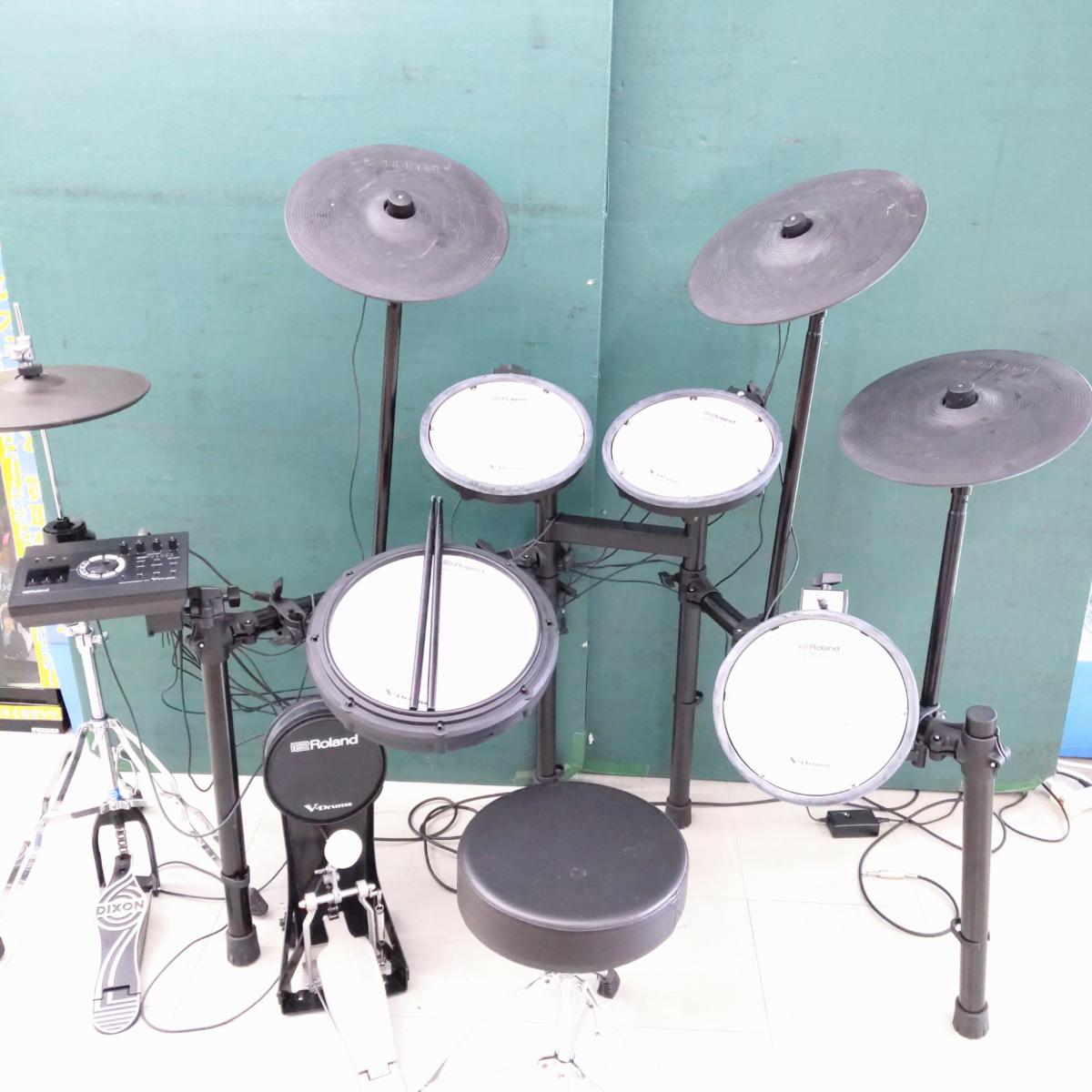 【中古品】Roland ローランド 電子ドラム V-Drums TD-17KVX〇YR-55397〇の出品です。 こちらの商品は、中古品です。 ※音だし確認済み ※バラして発送となります。 ※全体的に使用に伴うキズや汚れがあります。 ※スティックキズがあります。 ※商品内容は掲載画像に写っている物が全てです。 中古品の為、擦れ等による多少の傷みがあります。 詳しくは画像にてご確認ください。 ※撮影環境の影響により実際の商品と色合いが多少異なる場合がございます。 　あらかじめご了承ください。 ※お買取り商品・店頭保管の為、細部にまで拘る方はご入札をお控えください。 ■メーカー：ローランド ■型番：TD-17KVX ■商品の詳細はメーカーHPにてご確認ください。 ■ジャンク品、現状品とタイトルに記載がある商品に関しては、 　いかなる理由がありましてもノークレームノーリターンでお願い致します。 ■発送方法 : クロネコヤマト宅急便元払い ※当店では自然環境に配慮しまして商品の簡易包装を行っております。 　また、商品発送の際に納品書を同封しております。 　領収書の発行は出来ませんので、あらかじめご了承ください。　