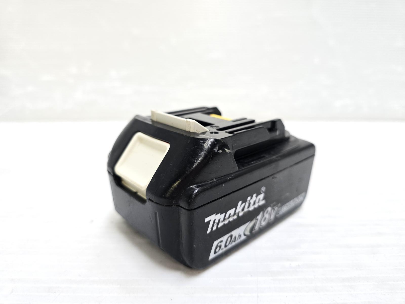 【中古品】 マキタ makita 18V 6.0Ah リチウムイオンバッテリ BL1860B ○YR-20540○ の出品です。 こちらの商品は中古の商品です。 中古品の為、スレキズや汚れ等によるイタミや使用感があります。 充電回数は15回と少なく、まだまだご使用いただける状態です。 商品内容は掲載画像に写っている物が全てです。 詳しくは画像にてご確認ください。 ※撮影環境の影響により実際の商品と色合いが多少異なる場合がございます。 　あらかじめご了承ください。 　また、お買取り商品・店頭保管の為、細部にまで拘る方はご購入をお控えください。 ※お値引きについては基本的にお断りさせていただいております。 　お値引きのお問い合わせいただきましても、ご返答できかねます。 ■充電回数：15回 ■付属品：本体のみ 　　　　　※バッテリー本体のみの出品です。充電器・バッテリチェッカ・工具等は付属しません。 ■発送方法：クロネコヤマト宅急便元払い ■可能な限り即日出荷させて頂きますが、 　定休日の際は、ご注文後、出荷までに1～2日程度頂く場合がございます。 ※当店では自然環境に配慮しまして商品の簡易包装を行っております。 　また、商品発送の際に納品書を同封しております。 　領収書の発行は出来ませんので、あらかじめご了承ください。　