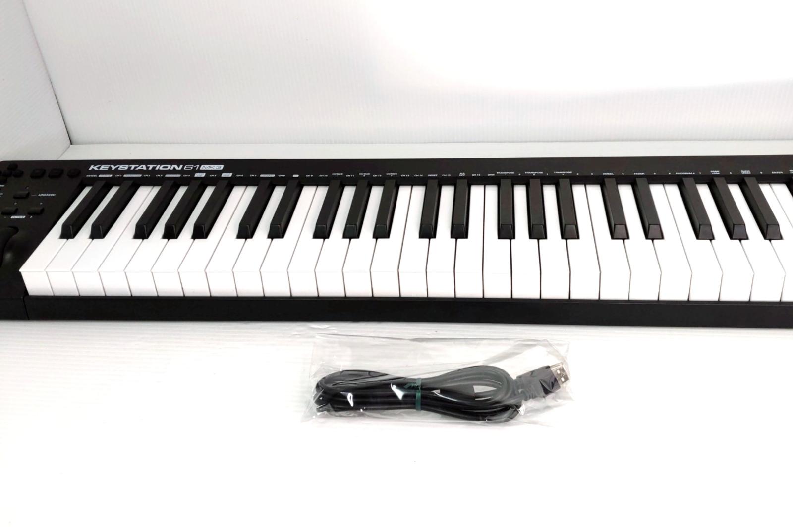 【中古品】M-AUDIO Keystation 61 MK3 61鍵 MIDIキーボード〇YR-55589〇の出品です。 こちらの商品は、中古品です。 ※動作確認済み ※商品内容は掲載画像に写っている物が全てです。 本体は、目立つほどの大きなキズや汚れも少なくキレイな状態です。 詳しくは画像にてご確認ください。 ※撮影環境の影響により実際の商品と色合いが多少異なる場合がございます。 　あらかじめご了承ください。 ※お買取り商品・店頭保管の為、細部にまで拘る方はご入札をお控えください。 ※お値引きについては基本的にお断りさせていただいております。 　お値引きのお問い合わせいただきましても、ご返答できかねます。 ■メーカー：M-AUDIO ■型番：keysyation61 MK3 ■サイズ（W x H x D）：約995 x 68 x 189mm ■重さ：約4.1kg ■商品の詳細はメーカーHPにてご確認ください。 ■ジャンク品、現状品とタイトルに記載がある商品に関しては、 　いかなる理由がありましてもノークレームノーリターンでお願い致します。 ■発送方法 : クロネコヤマト宅急便元払い ■可能な限り即日出荷させていただきますが、 定休日の際は、ご注文後、出荷までに1～2日程度頂く場合がございます。 ※当店では自然環境に配慮しまして商品の簡易包装を行っております。 　また、商品発送の際に納品書を同封しております。 　領収書の発行は出来ませんので、あらかじめご了承ください。　