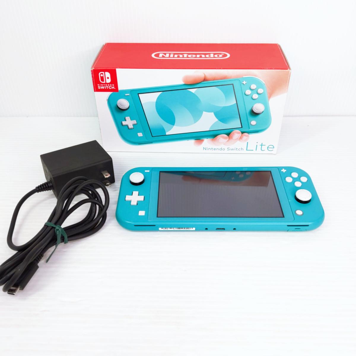 【中古品】任天堂 スイッチライト ターコイズ HDH-S-BAZAA〇YR-55553〇の出品です。 こちらの商品は、中古品です。 ※動作確認済み ※キズがある箇所があります。 店頭展示品の為、外箱の多少の傷みはご容赦ください。 商品内容は掲載画像に写っている物が全てです。 詳しくは画像にてご確認ください。 ※撮影環境の影響により実際の商品と色合いが多少異なる場合がございます。 　あらかじめご了承ください。 ※お買取り商品・店頭保管の為、細部にまで拘る方はご入札をお控えください。 ※お値引きについては基本的にお断りさせていただいております。 　お値引きのお問い合わせいただきましても、ご返答できかねます。 ■メーカー：任天堂 ■型番：HDH-001 ■カラー：ターコイズ ■商品の詳細はメーカーHPにてご確認ください。 ■ジャンク品、現状品とタイトルに記載がある商品に関しては、 　いかなる理由がありましてもノークレームノーリターンでお願い致します。 ■発送方法 : クロネコヤマト宅急便元払い ■可能な限り即日出荷させていただきますが、 定休日の際は、ご注文後、出荷までに1～2日程度頂く場合がございます。 ※当店では自然環境に配慮しまして商品の簡易包装を行っております。 　また、商品発送の際に納品書を同封しております。 　領収書の発行は出来ませんので、あらかじめご了承ください。　